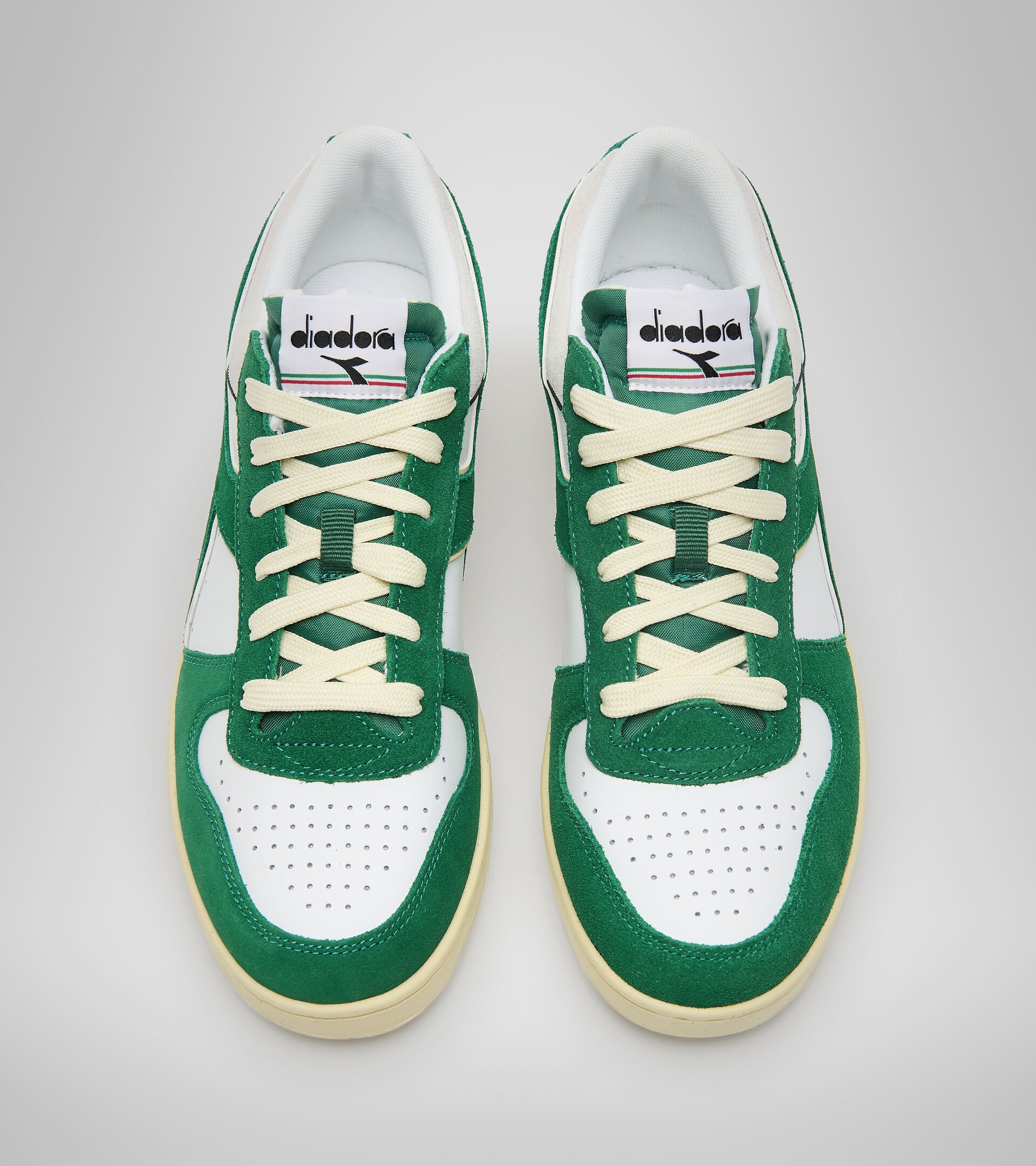Sports shoes - Unisex MAGIC BASKET LOW SUEDE LEATHER AMAZON/WHITE - Diadora