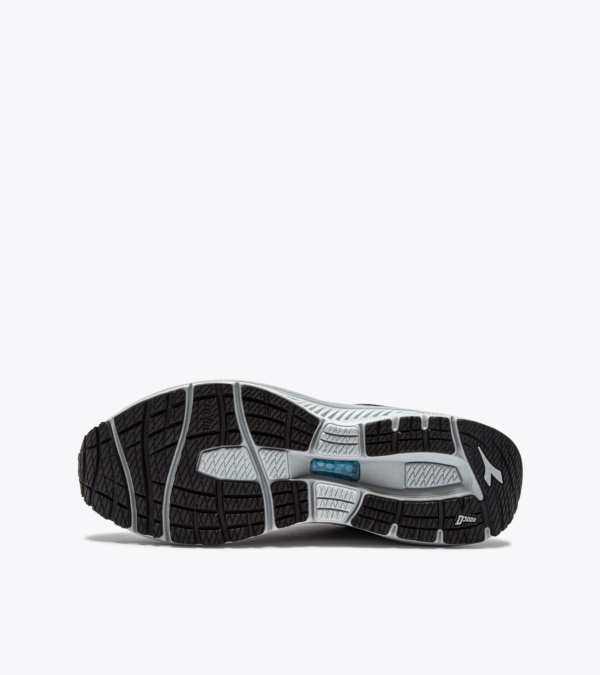 Running shoe with reflective details - Cushioning and protection - Women’s
MYTHOS BLUSHIELD 10 VORTICE HIP W BLACK/GLACIER GRAY - Diadora