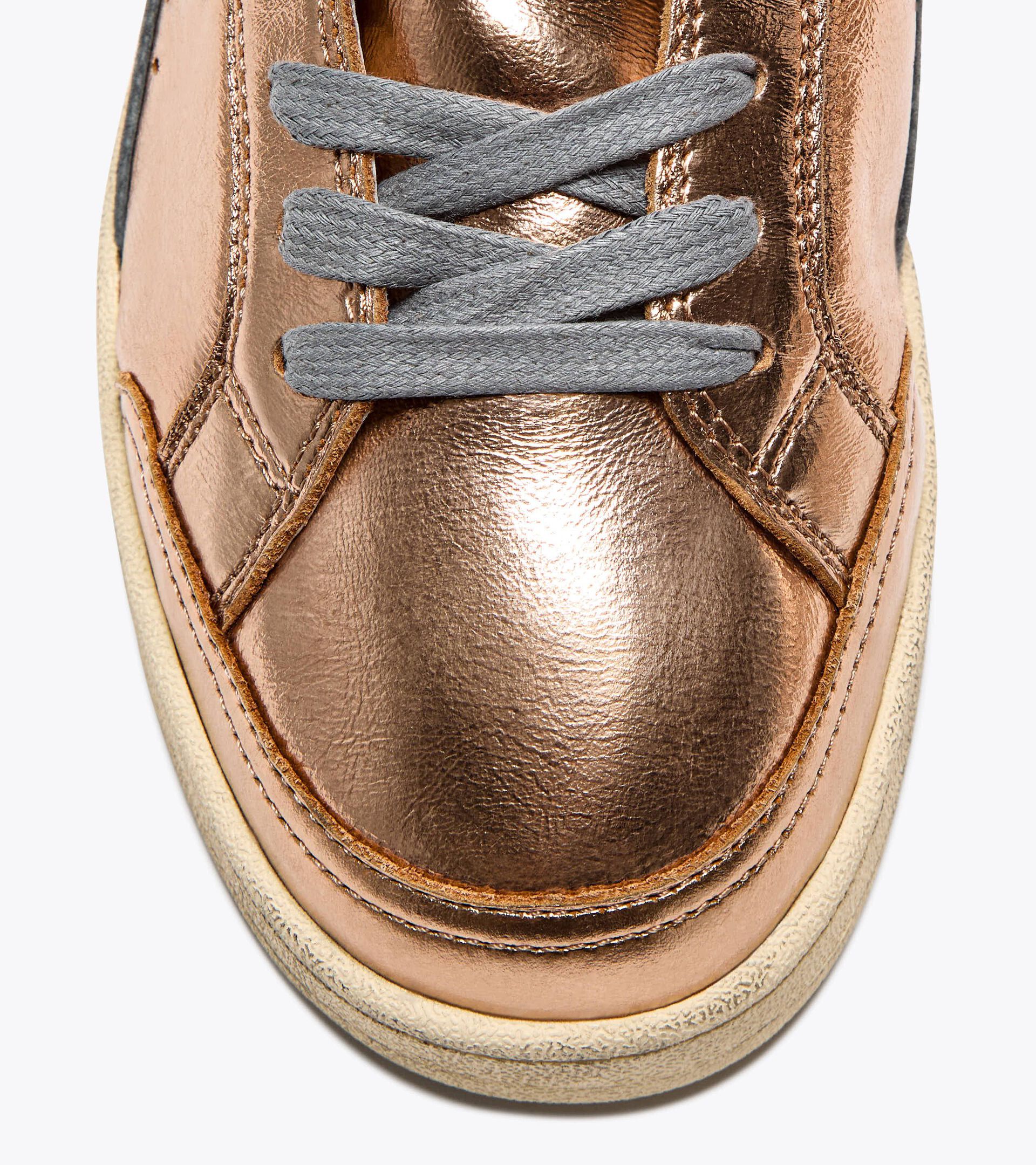 Sneaker Heritage aus metallisiertem Leder - Für alle Geschlechter
 PRESTIGE METAL USED FAST APRIKOSE - Diadora