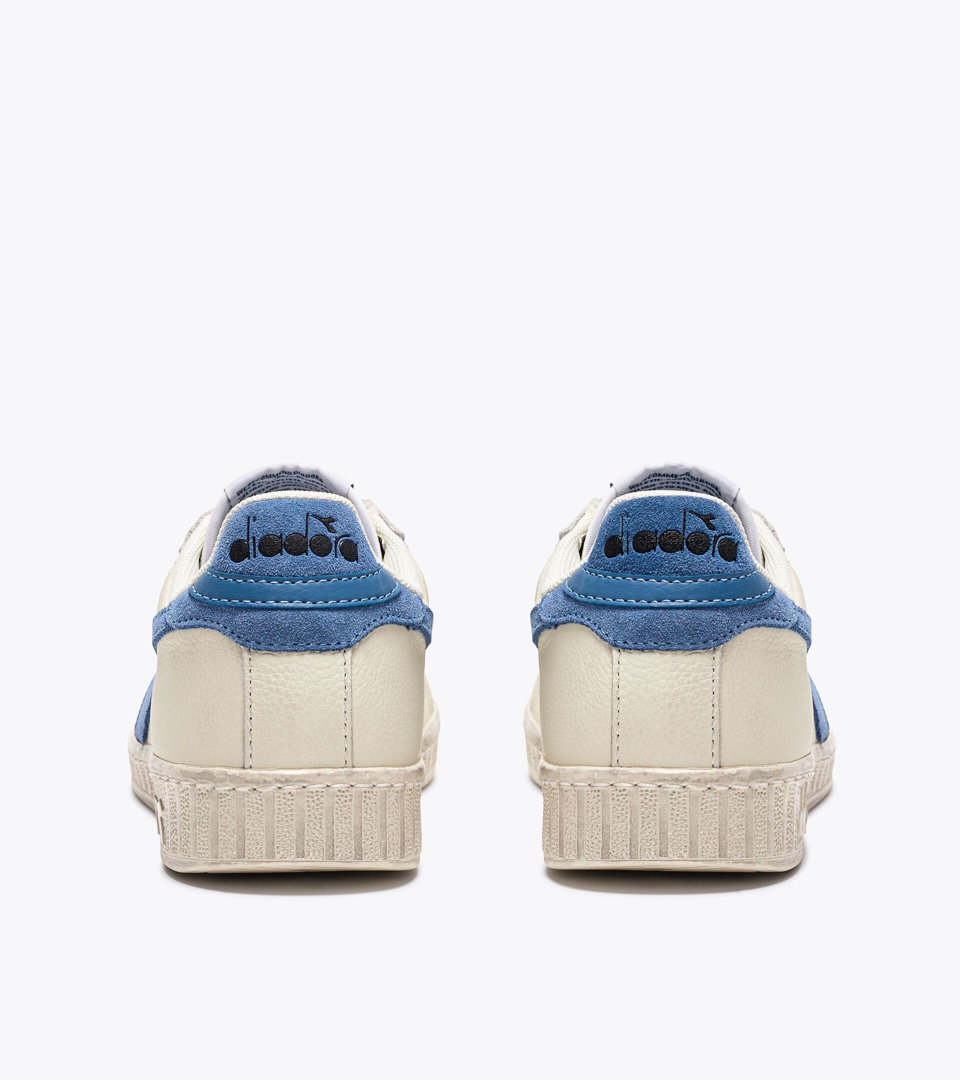 Sporty sneakers - All-Gender GAME L LOW WAXED SUEDE POP WHITE/BLUE BLEACHED DENIM - Diadora