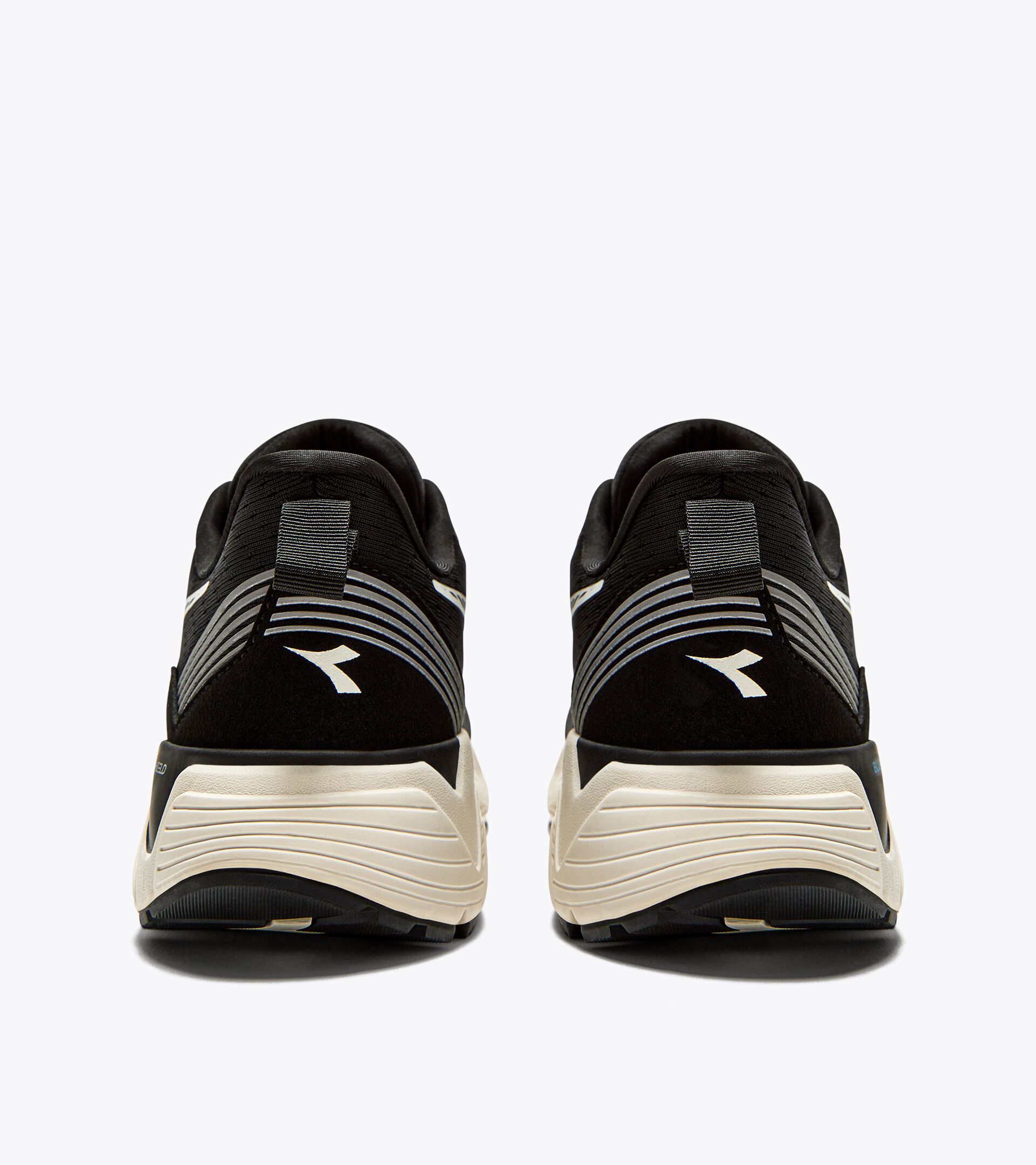 Running shoes - Women
MYTHOS BLUSHIELD VIGORE 2 W BLACK/WHISPER WHITE - Diadora