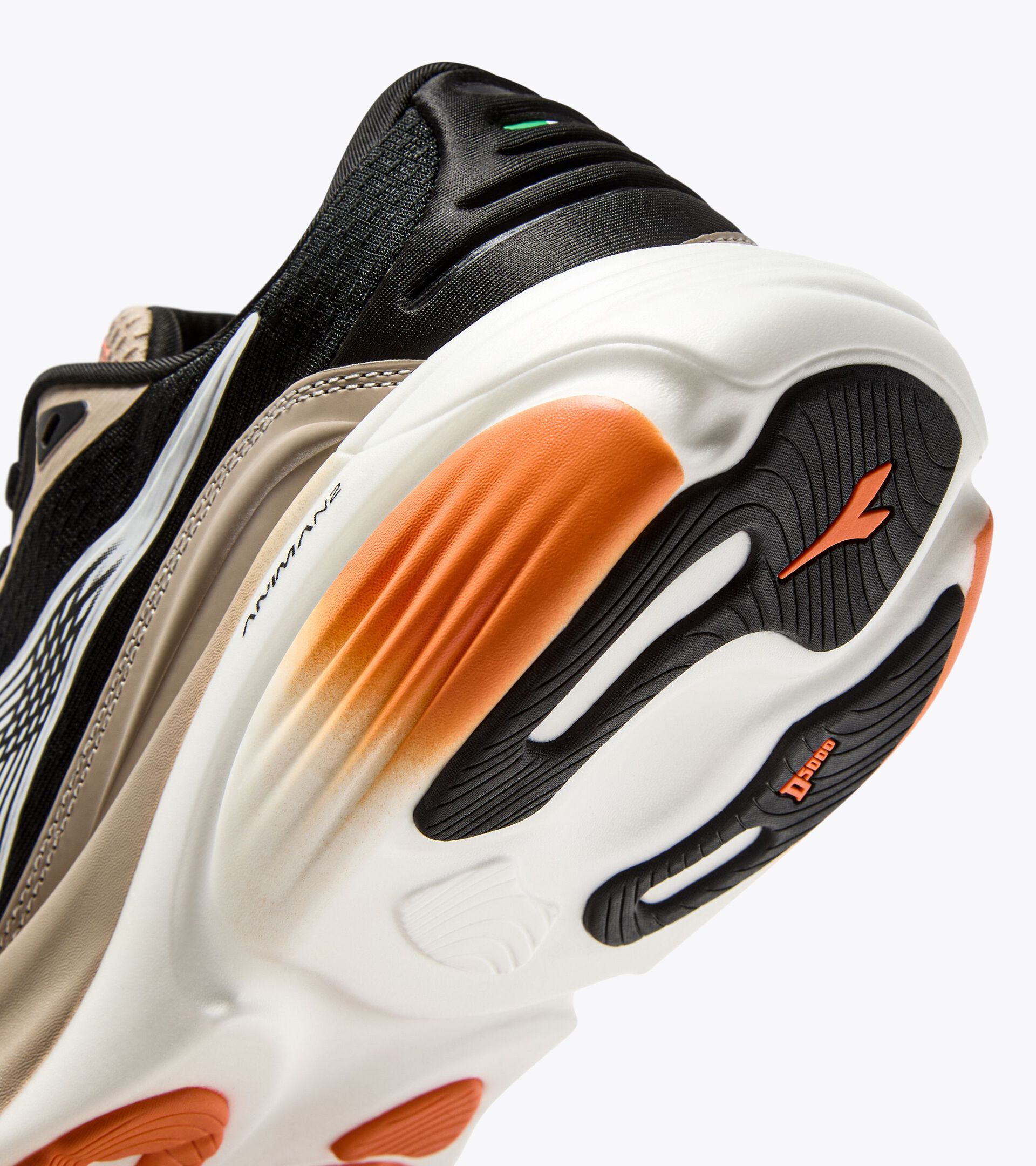 Made in Italy running shoe - Lightness and cushioning - All-Gender ATOMO STAR BLACK/WHITE/HUMUS - Diadora