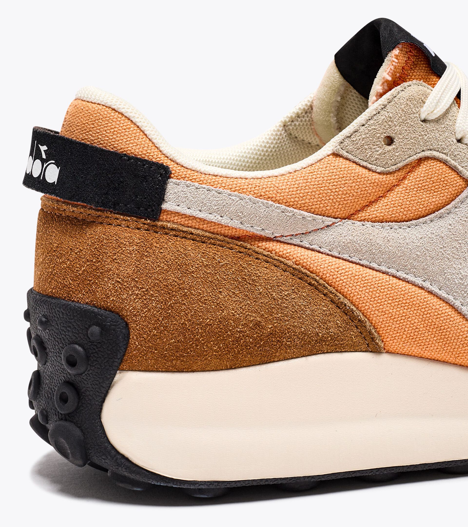 Sporty sneakers - All-Gender RACE SUEDE SW AUTUMN SUNSET/CATHAY SPICE - Diadora