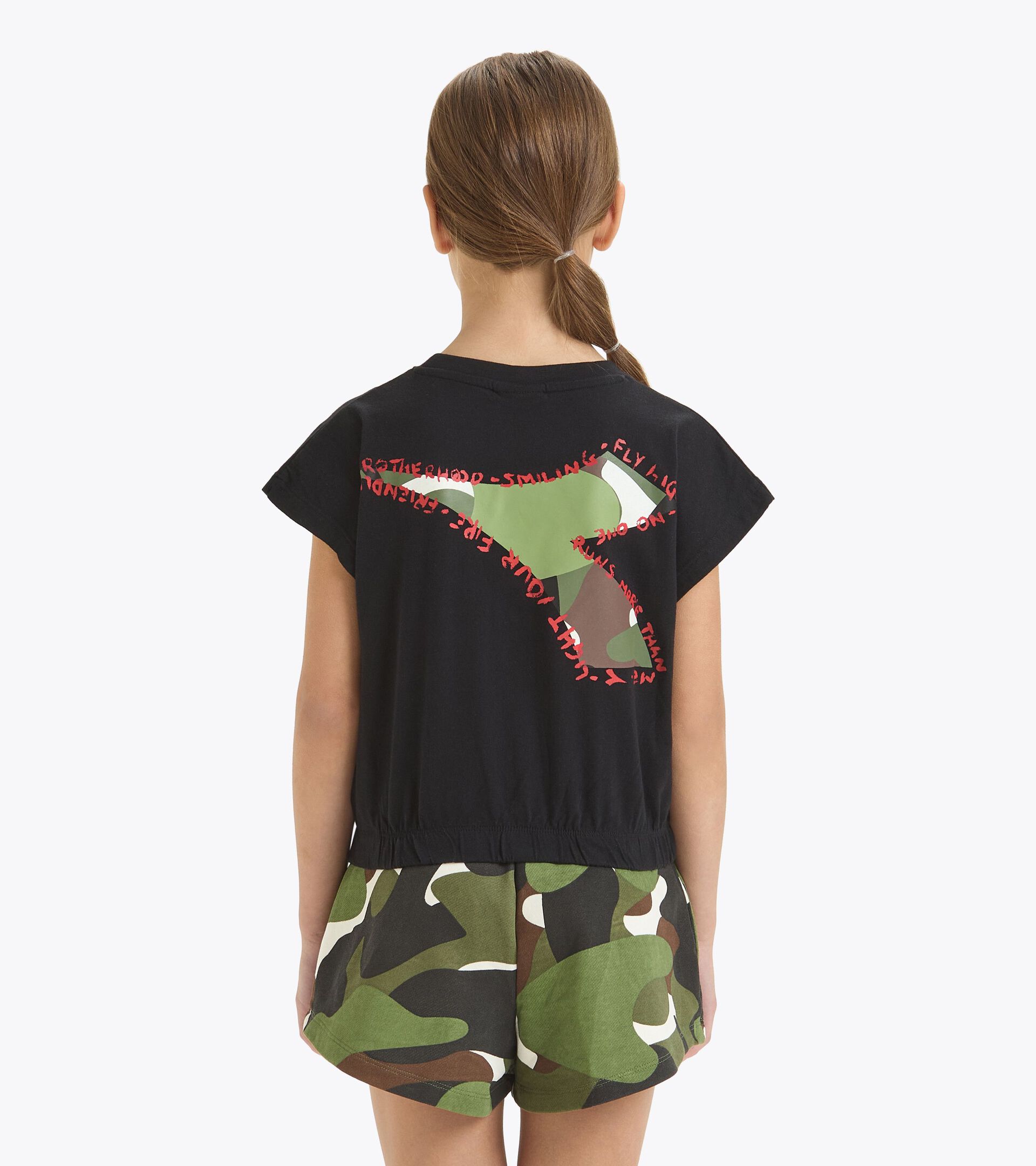 Camiseta corta - Corte boxy - Niña JG.  T-SHIRT SS CROP CAMO NEGRO - Diadora