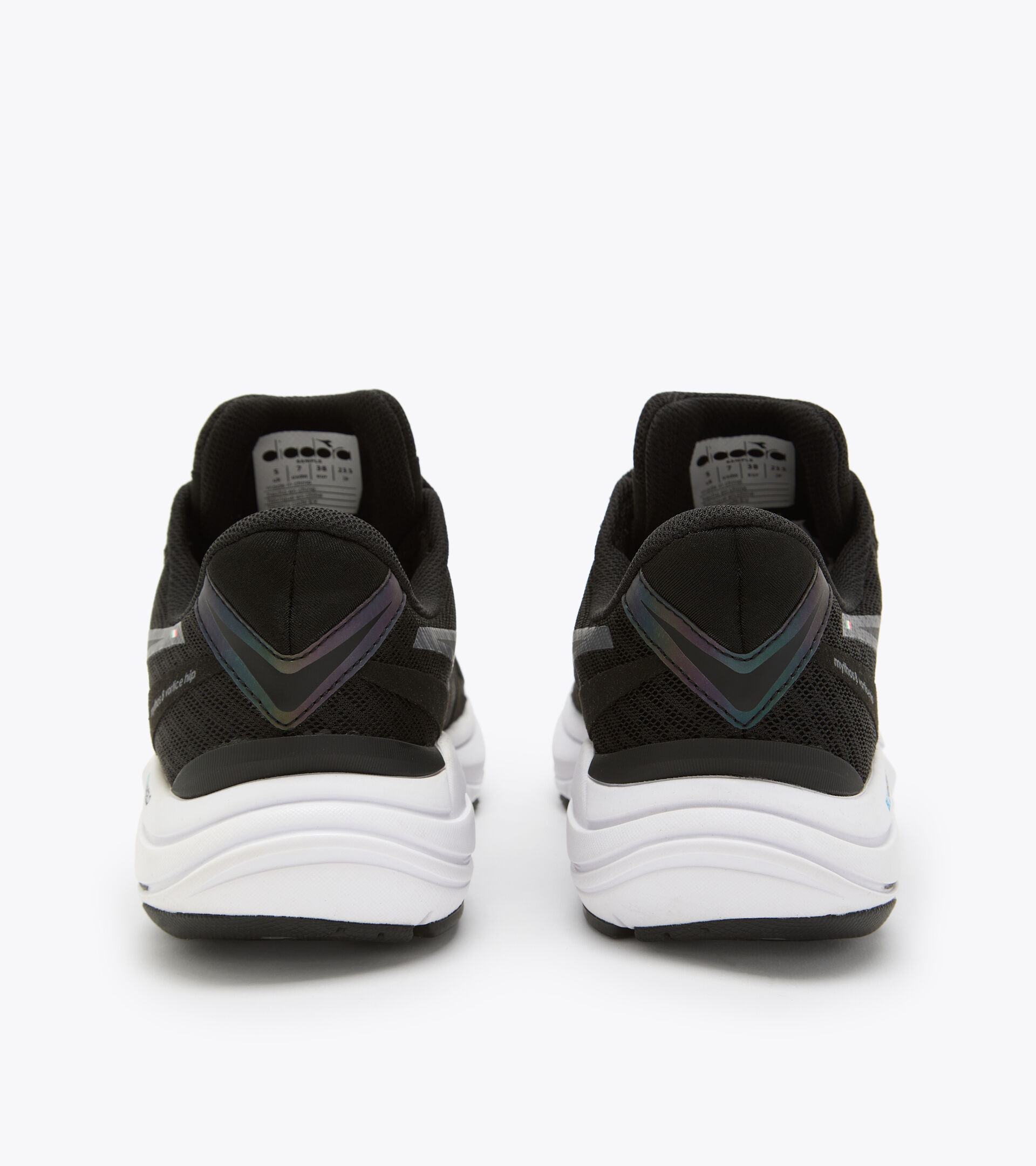 Running shoes - Women
MYTHOS BLUSHIELD 8 VORTICE HIP W BLACK/WHITE (C7406) - Diadora