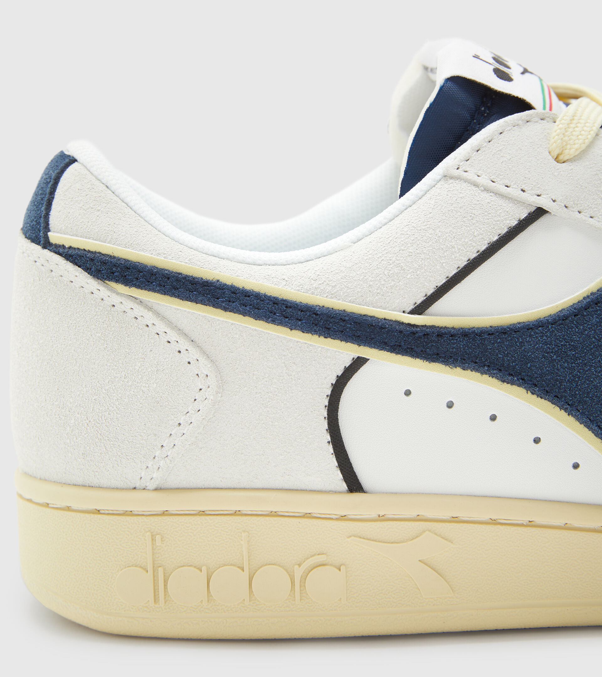 Sporty sneakers - Unisex MAGIC BASKET LOW SUEDE LEATHER WHITE /BLUE CASPIAN SEA - Diadora