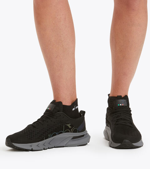 MYTHOS BLUSHIELD VOLO HIP, NEGRO/GRIS ACERO Footwear Sport UOMO MYTHOS BLUSHIELD VOLO HIP NEGRO/GRIS ACERO Diadora