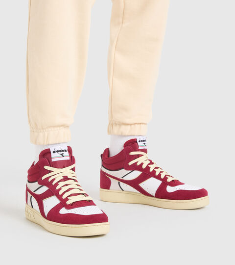 MAGIC BASKET DEMI CUT SUEDE LEATHER, RHUBARBE/BLANC Chaussures de sport - Unisexe MAGIC BASKET DEMI CUT SUEDE LEATHER RHUBARBE/BLANC - Diadora