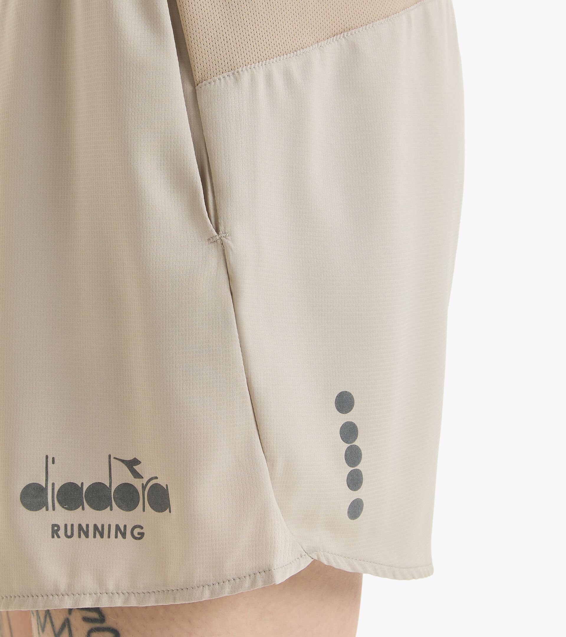 Pantalones cortos de running 5’’ - Tejido ligero - Hombre SHORTS 5'' MILL CITY BEIGE HUMUS - Diadora