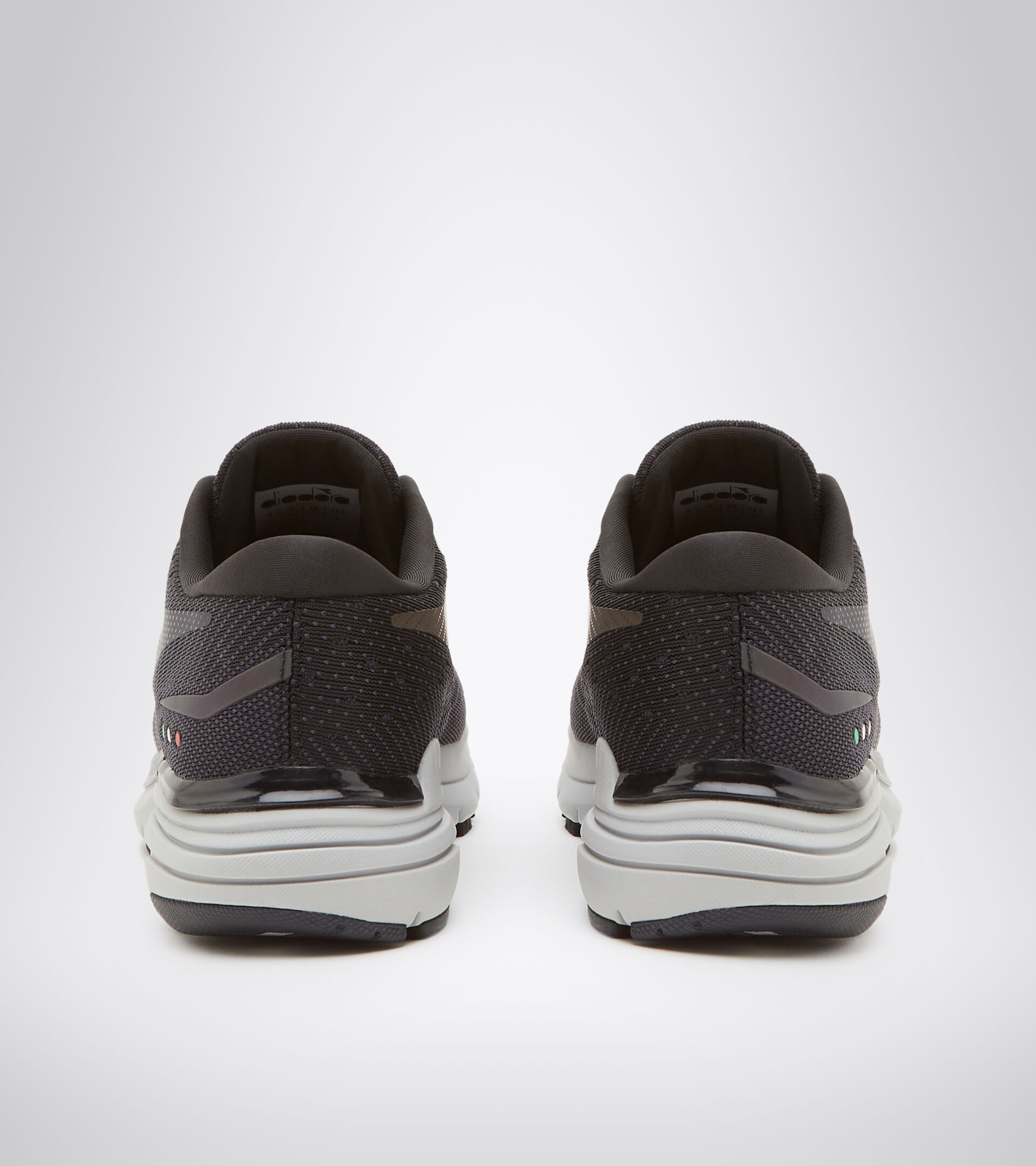 Zapatillas de running - Mujer MYTHOS BLUSHIELD HIP 6 W NEGRO/PLATA - Diadora