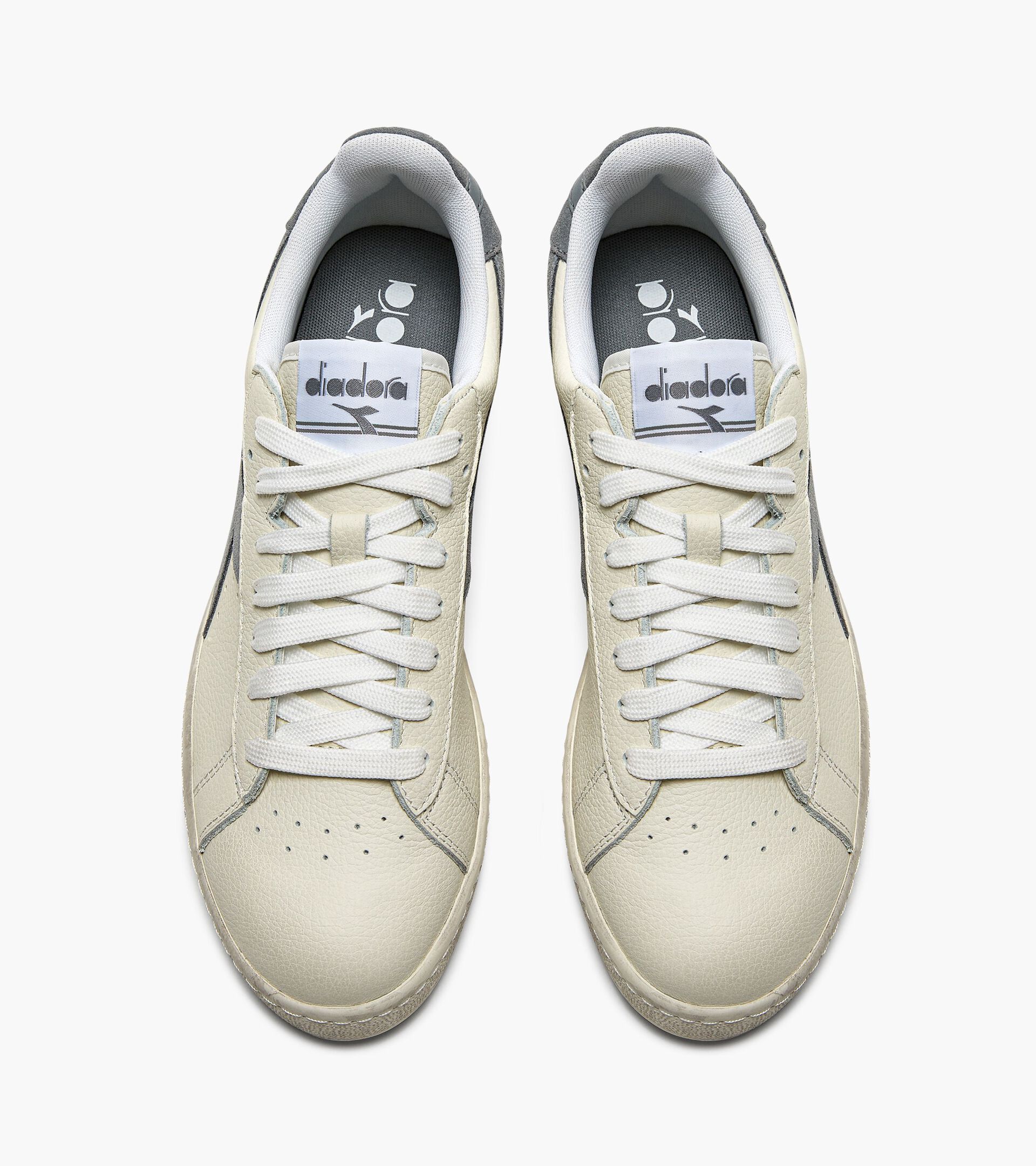 Sporty sneakers - Gender neutral GAME L LOW WAXED SUEDE POP WHITE/ULTIMATE GRAY - Diadora
