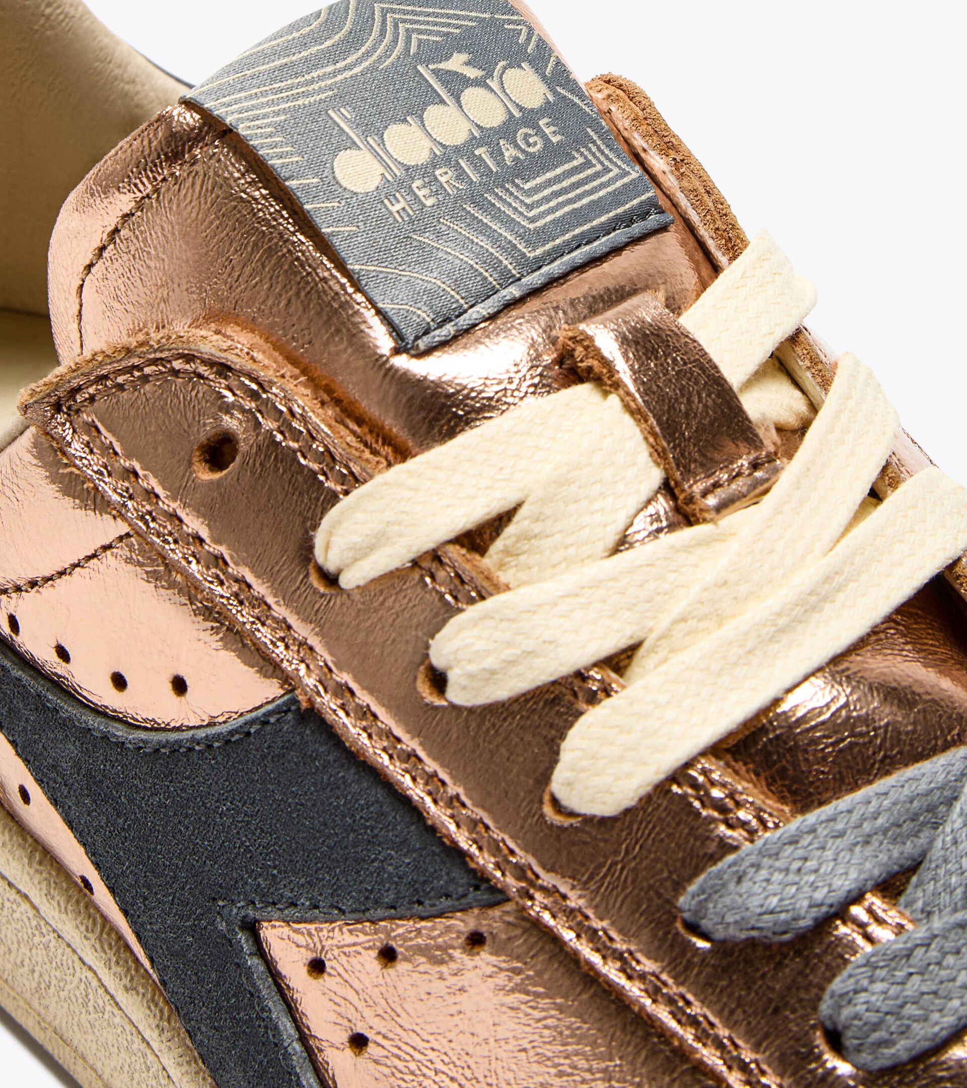 Sneaker Heritage aus metallisiertem Leder - Für alle Geschlechter
 PRESTIGE METAL USED FAST APRIKOSE - Diadora