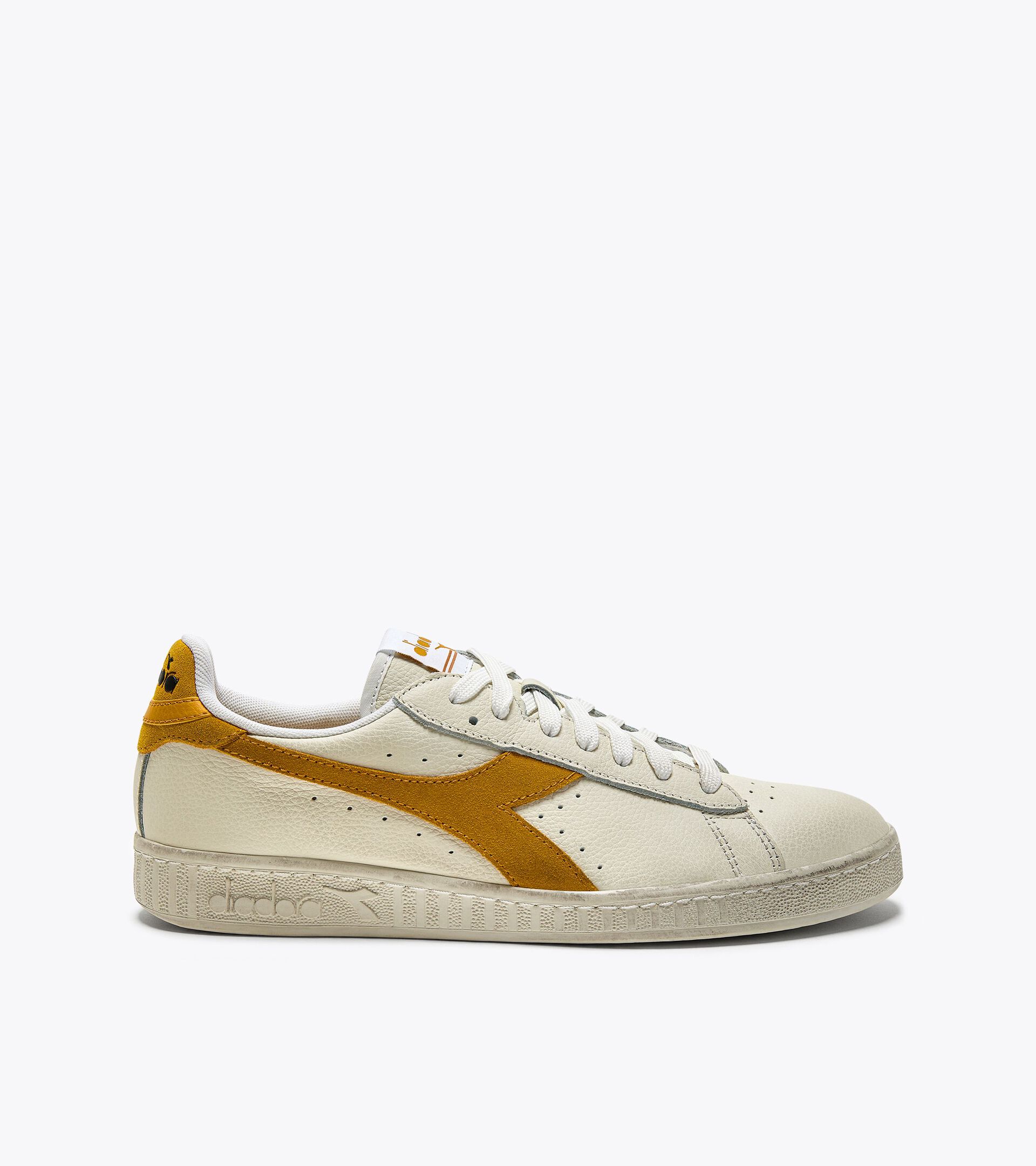 Sporty sneakers - Gender neutral GAME L LOW WAXED SUEDE POP WHITE/CALENDULA - Diadora