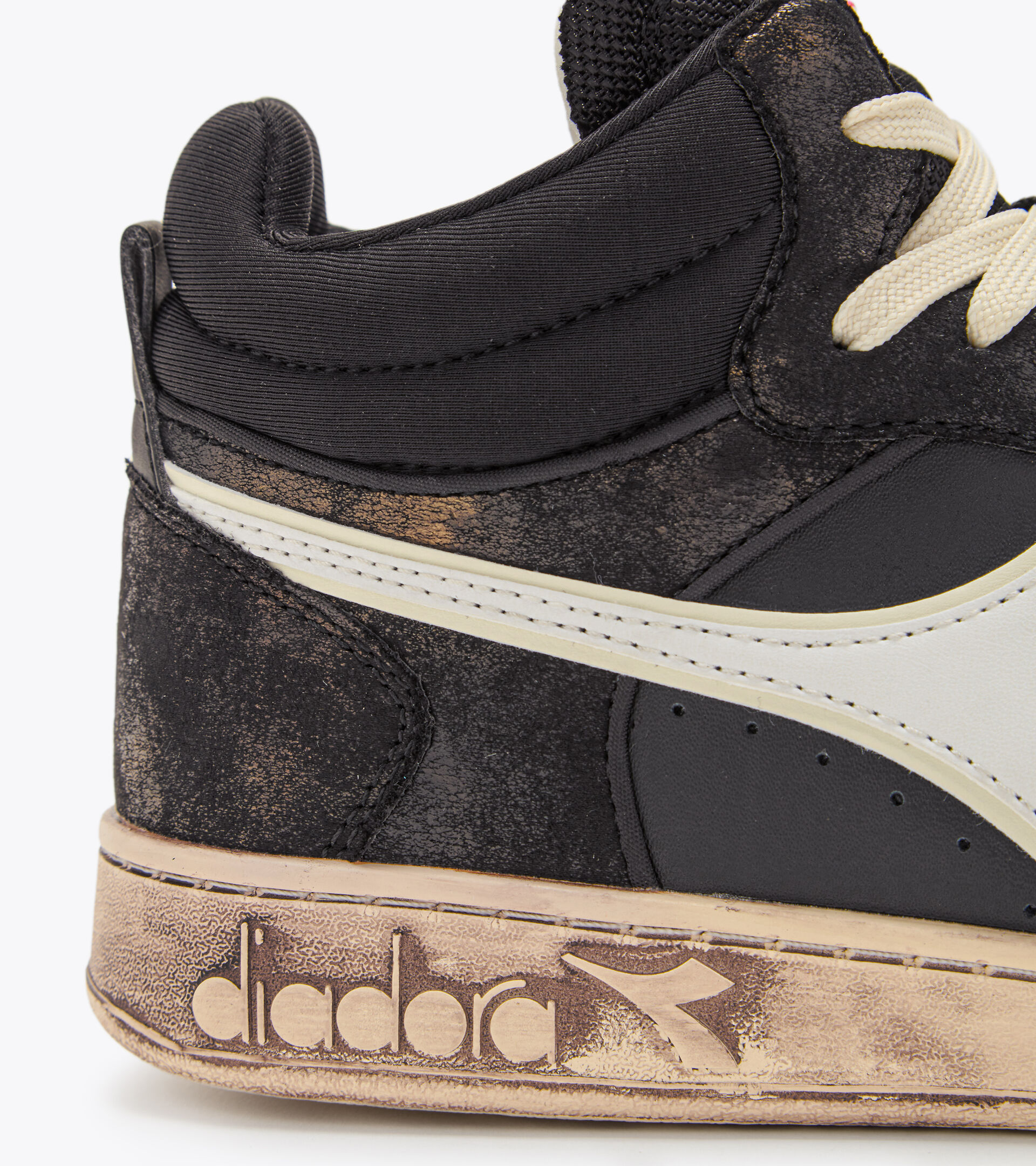 Sporty sneakers - Unisex MAGIC BASKET DEMI STAINED BLACK /BLACK /BLACK - Diadora