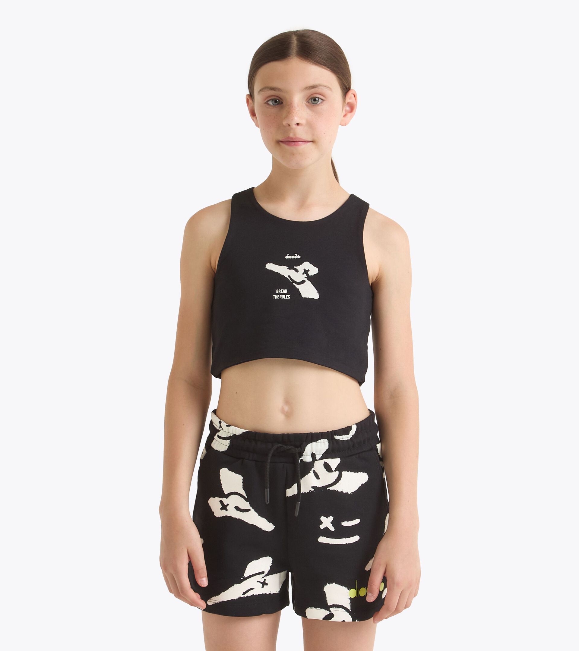 T-shirt cropped logo - Girl
JG. CROP TOP SMILE LOGO NEGRO - Diadora