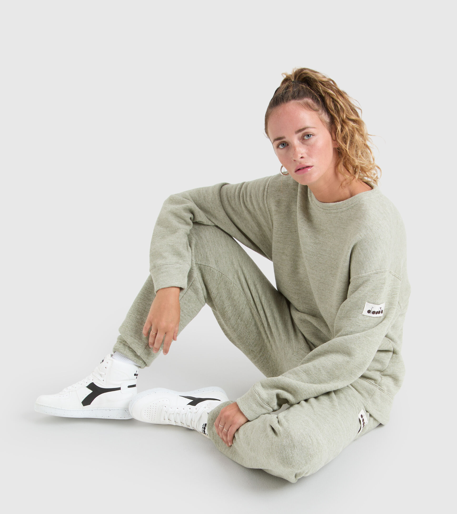 Sportlicher Sweater mit Rundhalsausschnitt - Unisex SWEATSHIRT CREW MANIFESTO TBD WUSTE SALBEI MELANGE - Diadora