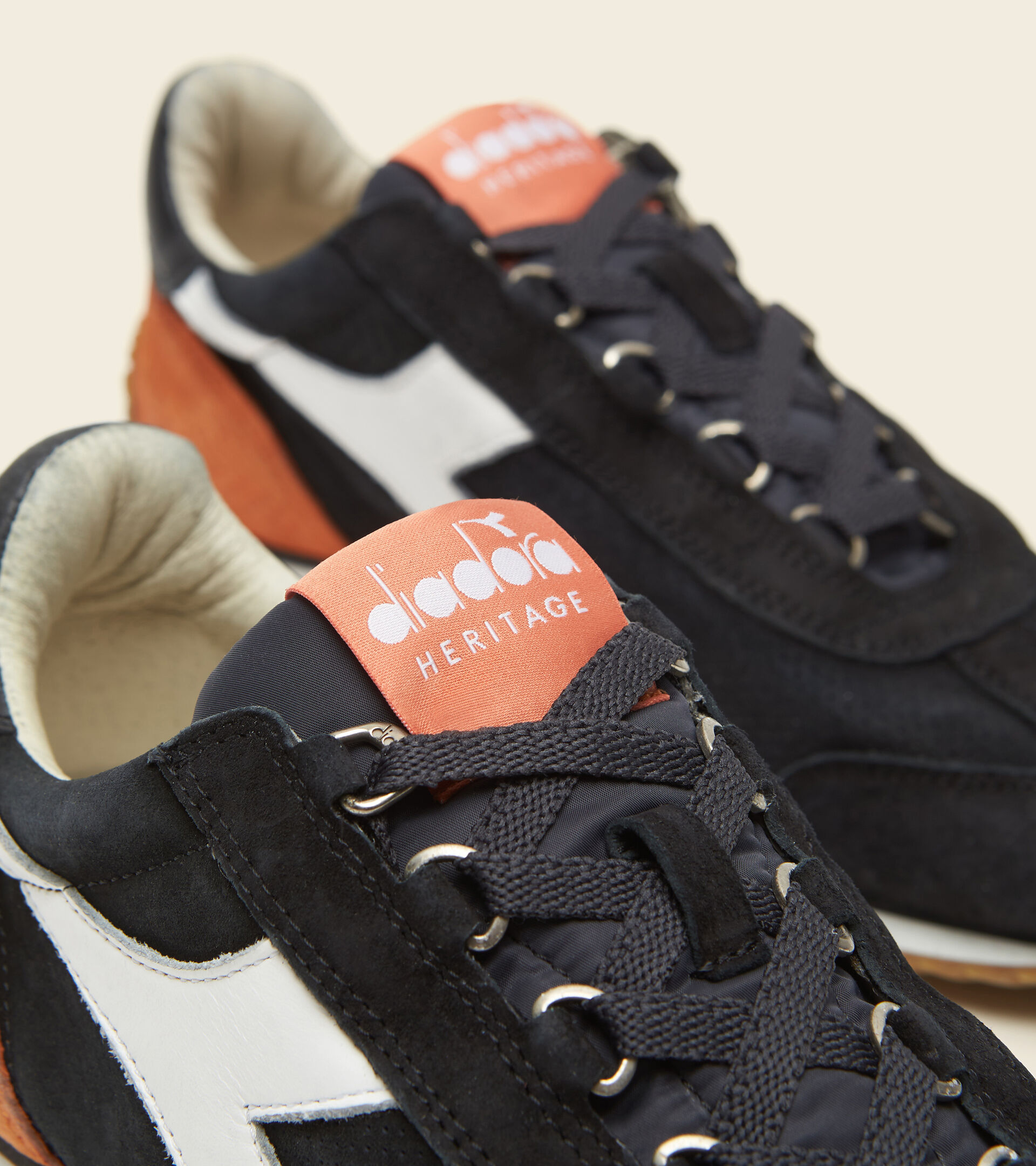 Heritage shoe - Unisex EQUIPE SUEDE SW BLACK PHANTOM - Diadora