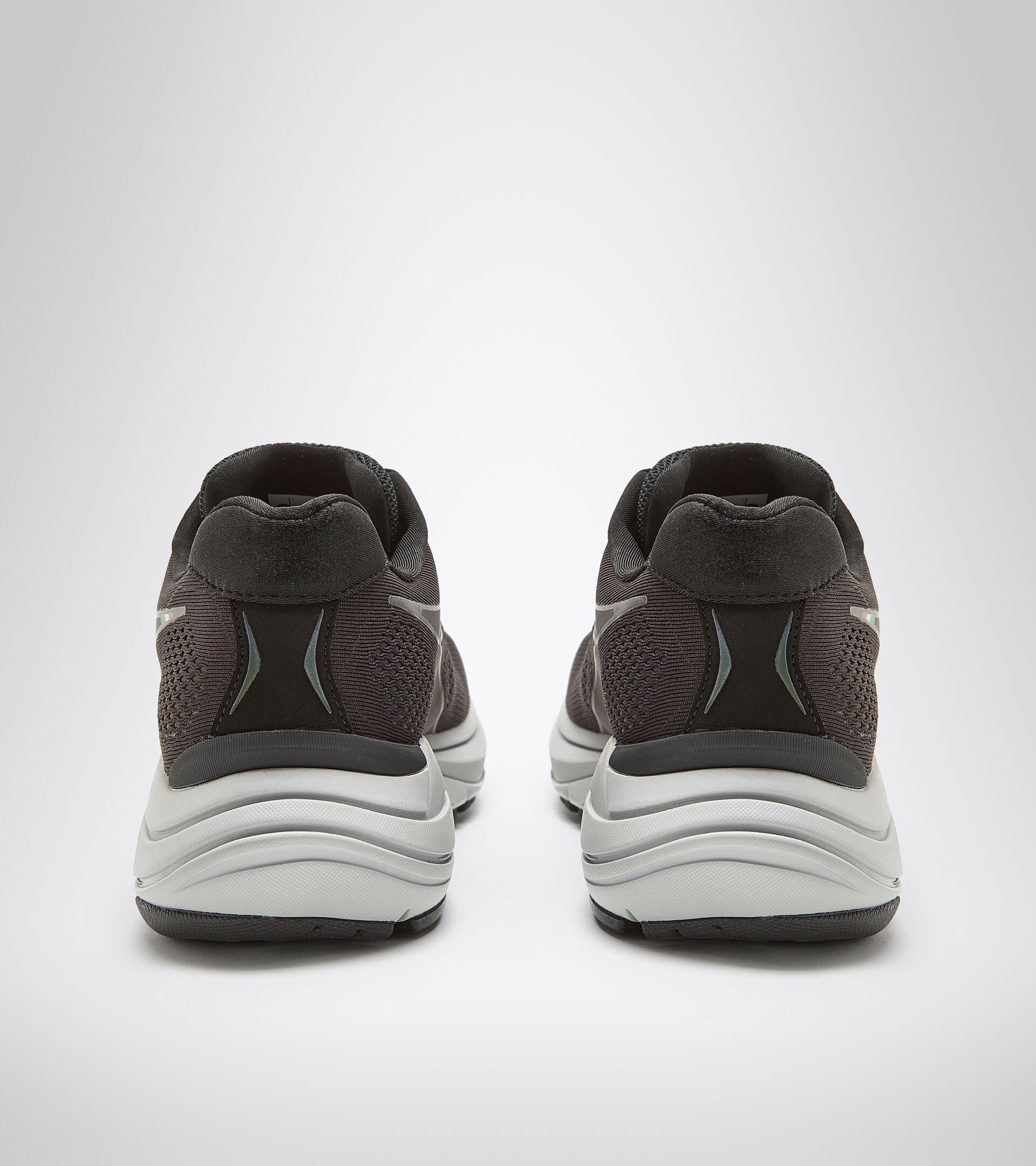 Running shoes - Men MYTHOS BLUSHIELD 7 VORTICE HIP BLACK/SILVER - Diadora