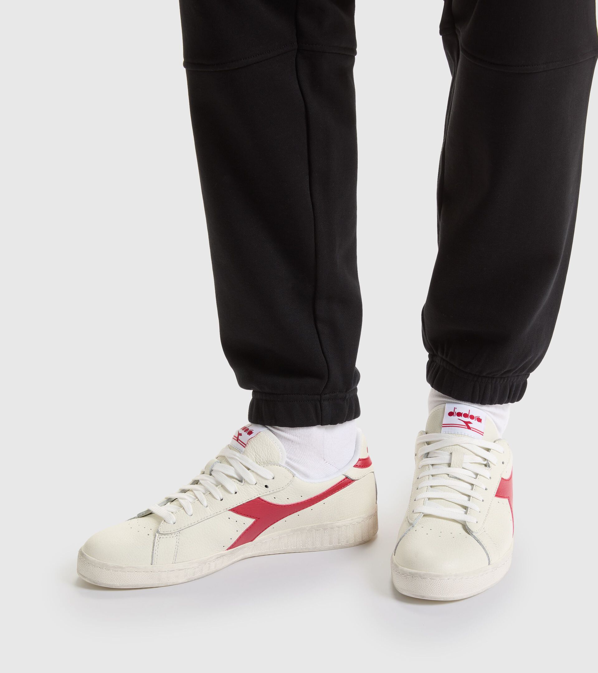 Sporty sneakers - Unisex GAME L LOW WAXED WHITE/RED PEPPER - Diadora