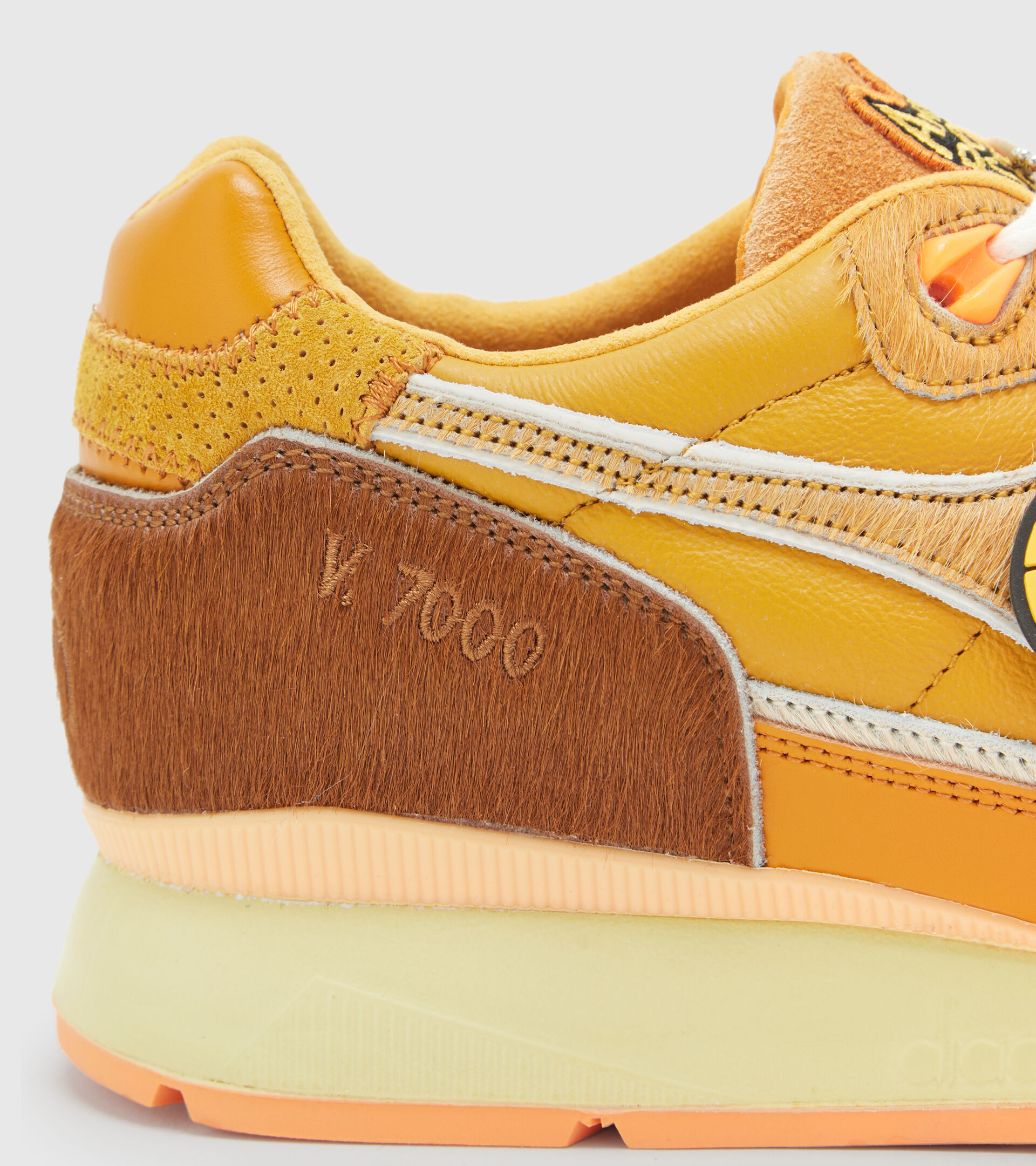 Sneaker Made in Italy - Unisex  V7000 AMIGOS PARA SIEMPRE GIALLO LINO - Diadora