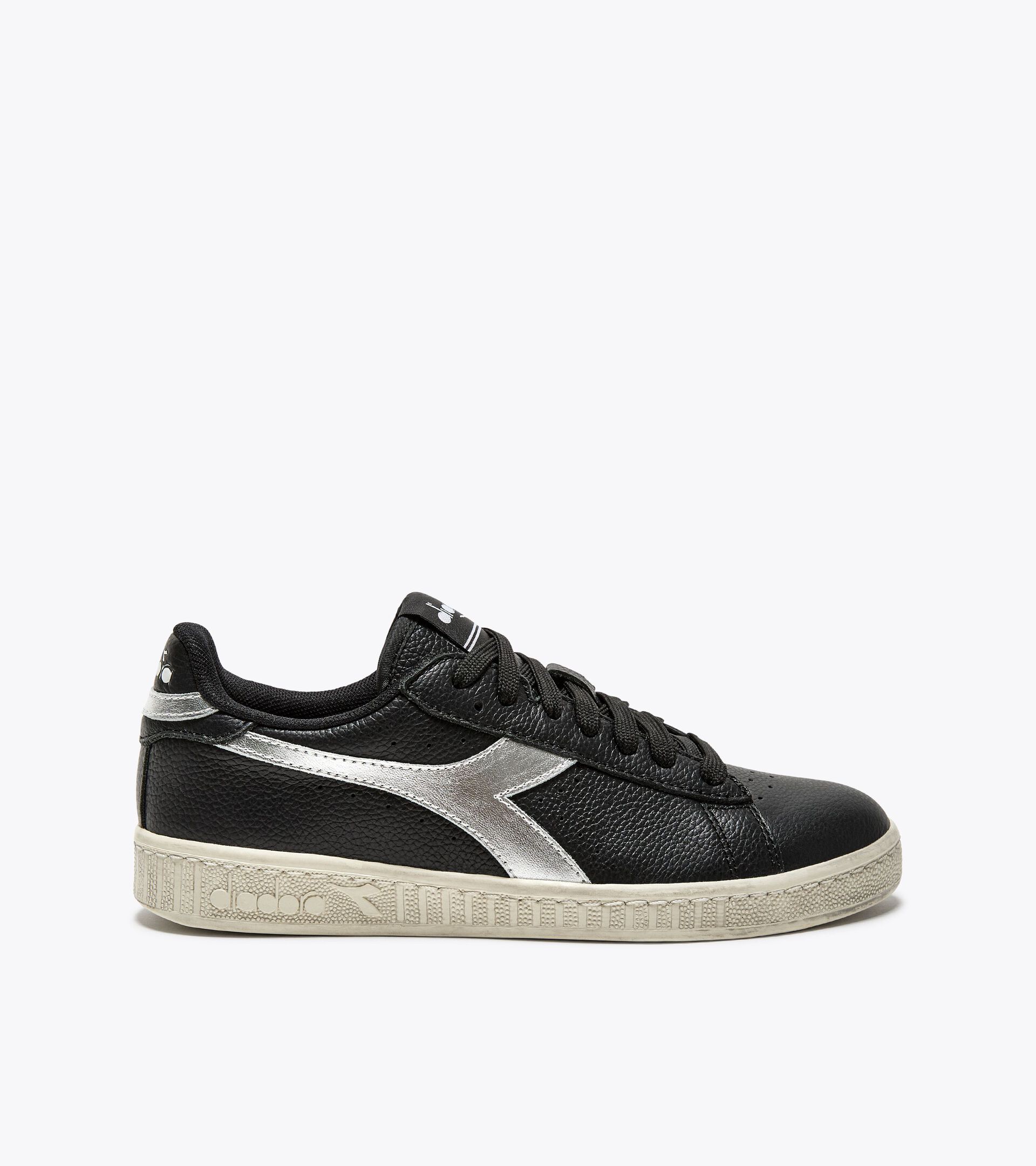 Zapatilla deportiva de piel - Mujer 
 GAME L LOW WAXED METAL WN NERO/ARGENTO DD - Diadora