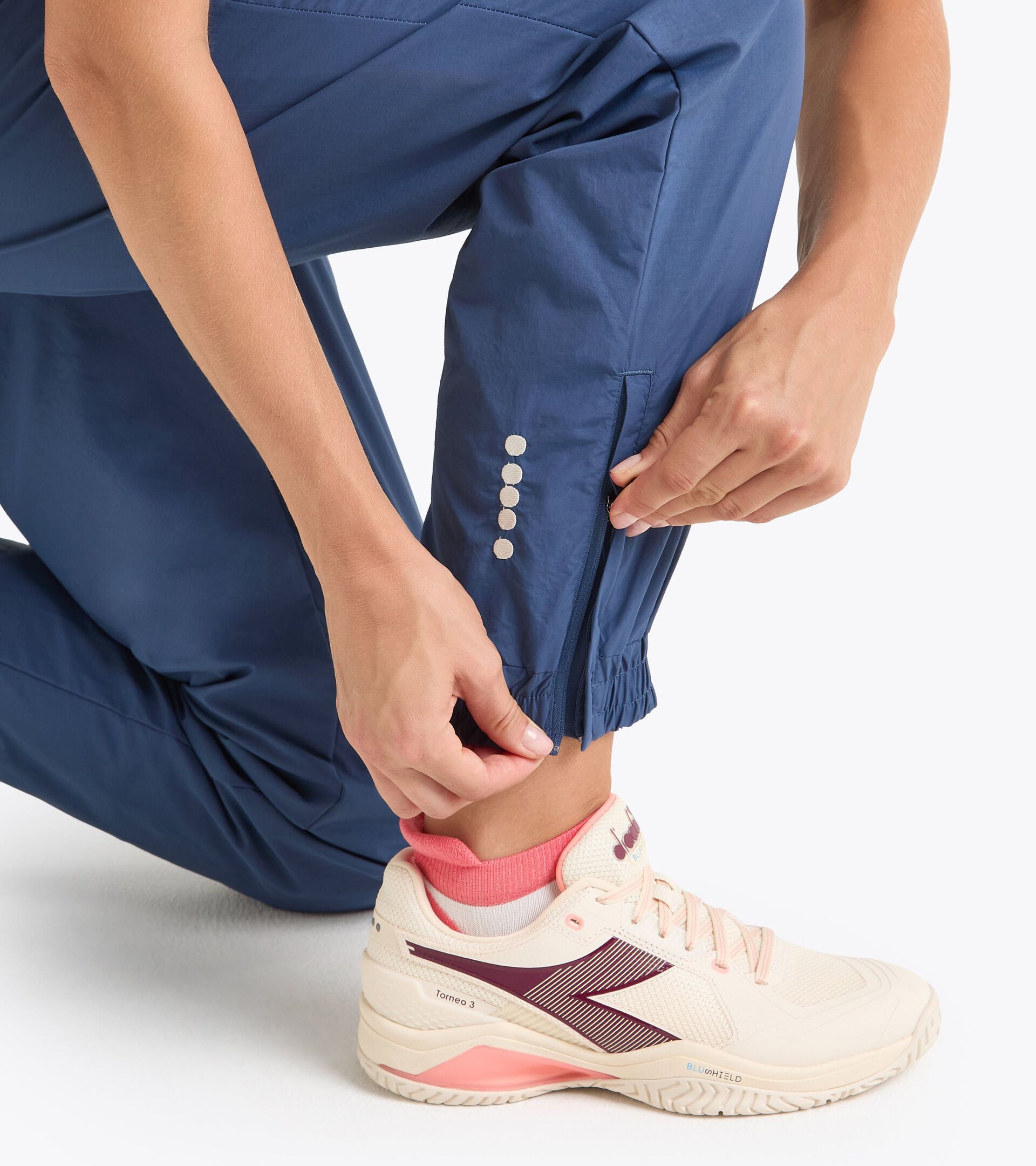 Surv&ecirc;tement de tennis en taslan - Comp&eacute;tition - Pour tous les genres U. TRACK PANTS MATCH BLEU INSIGNES - Diadora