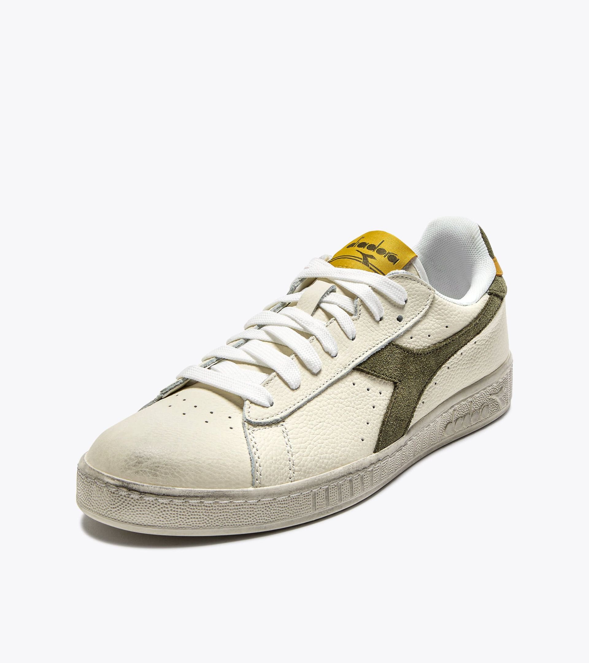 Sporty sneakers - All-Gender GAME L LOW WAXED SUEDE POP WHITE/DEEP LICHEN GREEN - Diadora