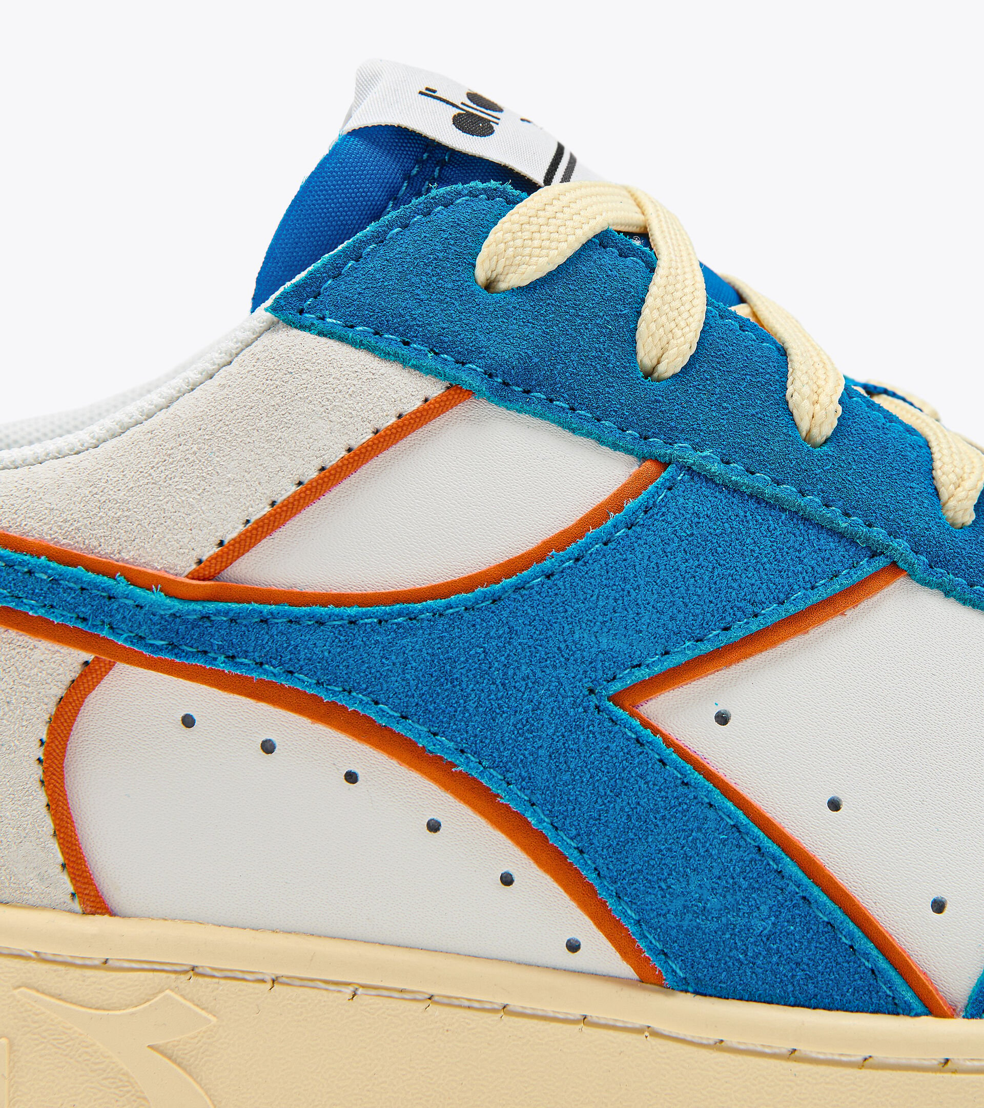 Sporty sneakers - Gender neutral MAGIC BASKET LOW SUEDE LEATHER ROYAL/WHITE - Diadora