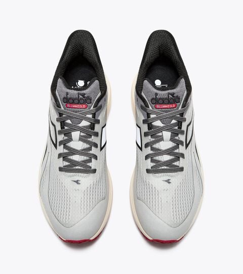 MYTHOS BLUSHIELD 9 VORTICE, SILBER DD/STAHLGRAU/SCHWARZ Laufschuh - Cushioning und Schutz - Herren
MYTHOS BLUSHIELD 9 VORTICE SILBER DD/STAHLGRAU/SCHWARZ - Diadora