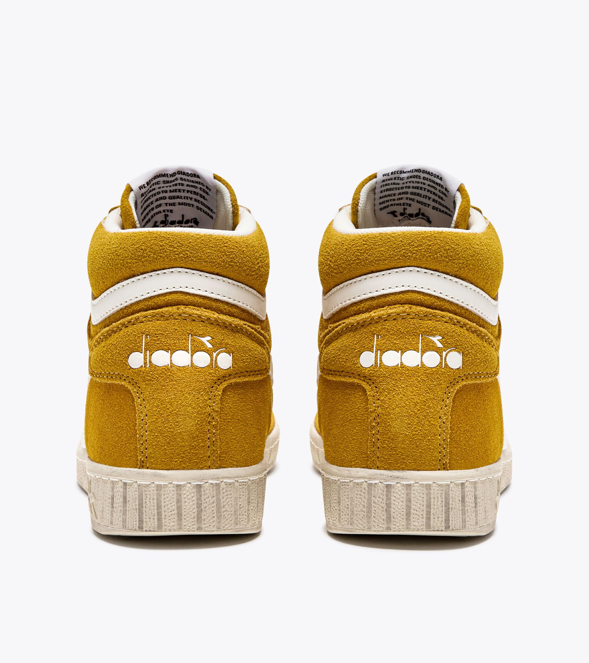 Sporty sneakers - All-Gender GAME L HIGH SUEDE WAXED YELLOW OCHRE - Diadora