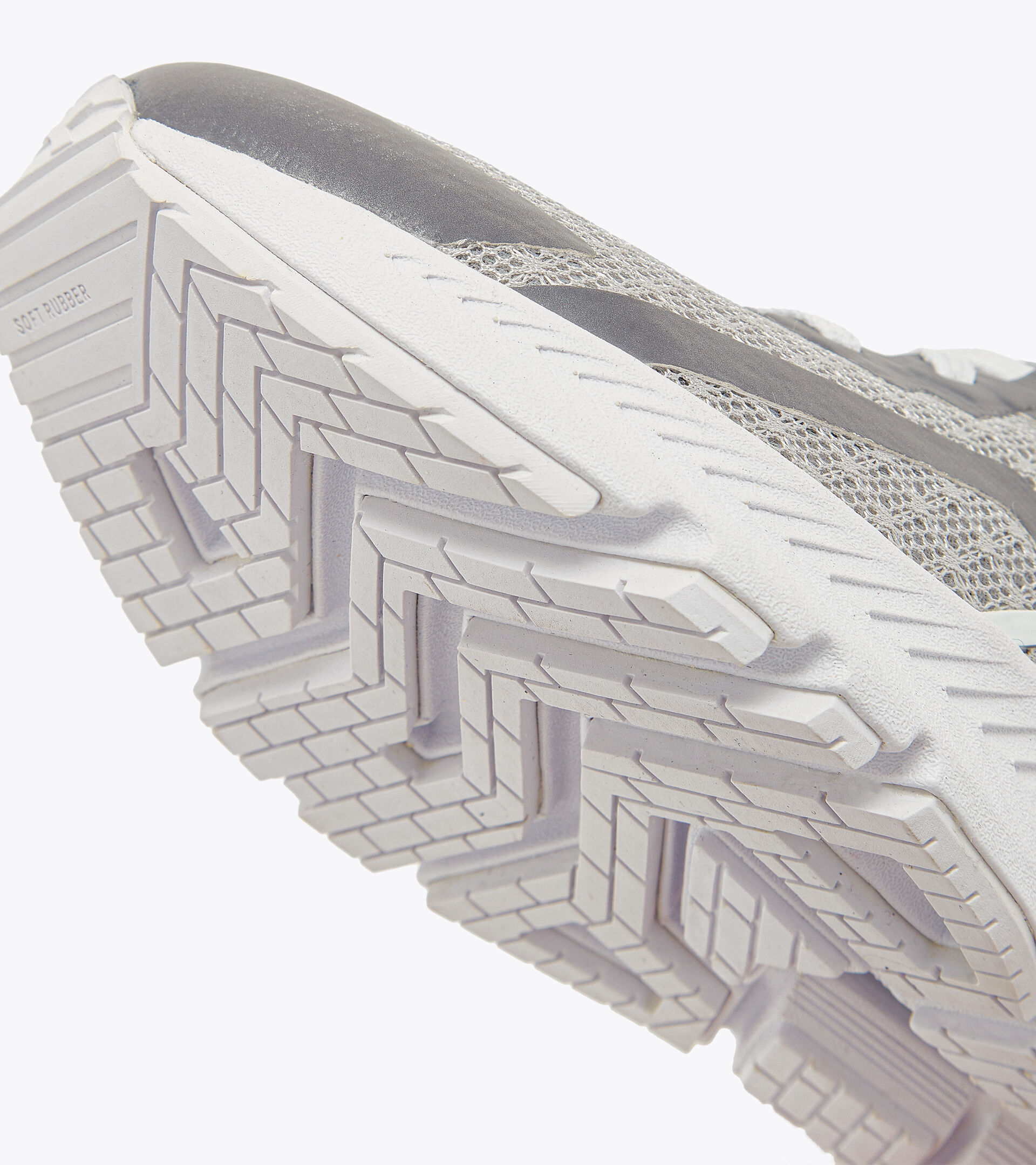 Running shoes - Women
MYTHOS BLUSHIELD VOLO 3 GLAM W SILVER DD/WHITE - Diadora