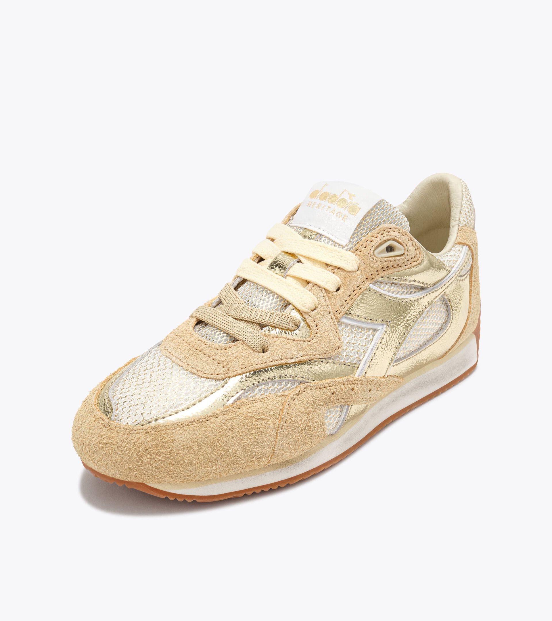 Zapatilla Heritage de ante - Para todos los g&eacute;neros
 EQUIPE REVENGE IRIDE WN ORO RICO - Diadora