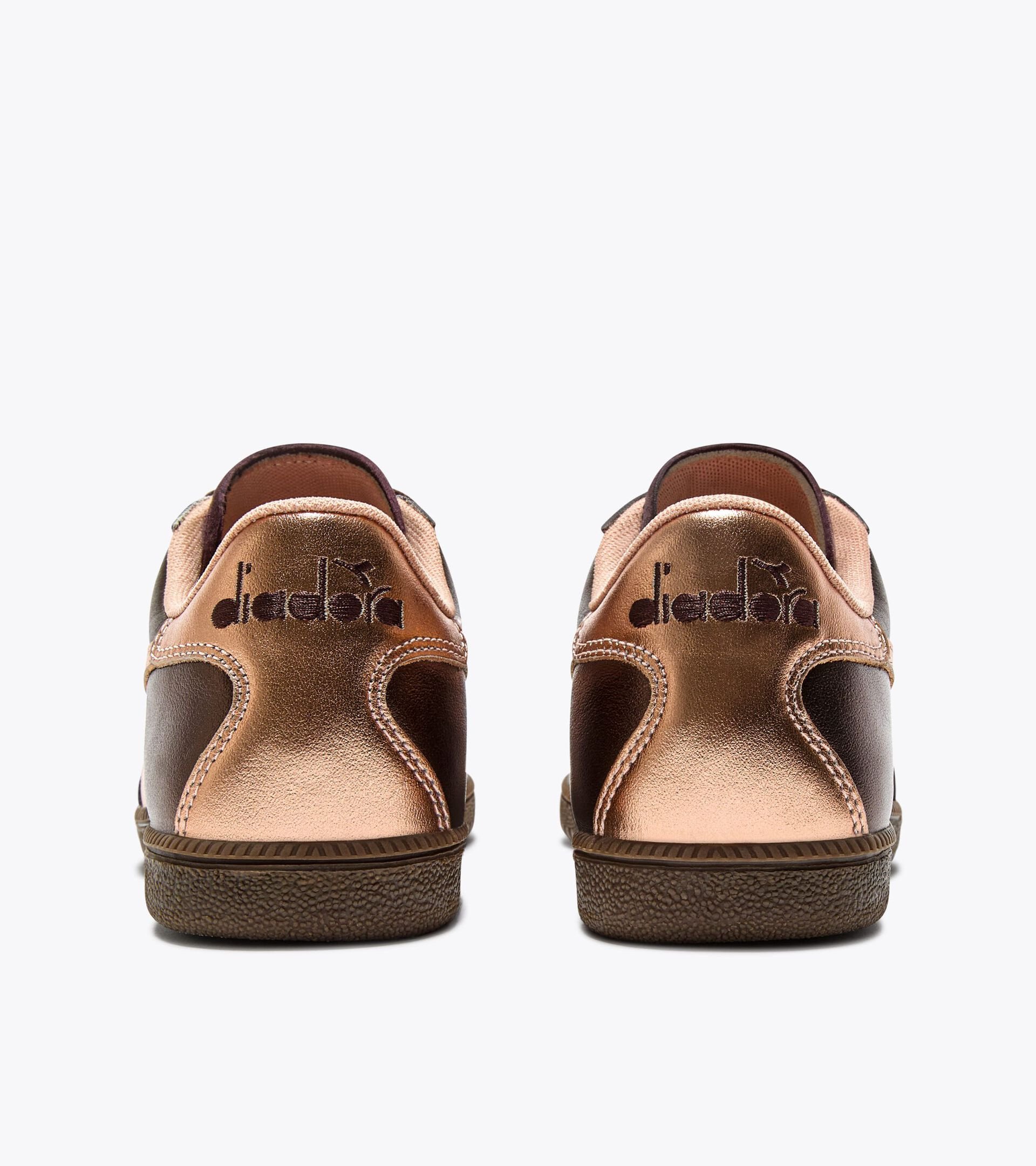 Zapatilla de piel metalizada - Para todos los géneros
TRAINER METALIZED VIOLA CHOCOLATA - Diadora