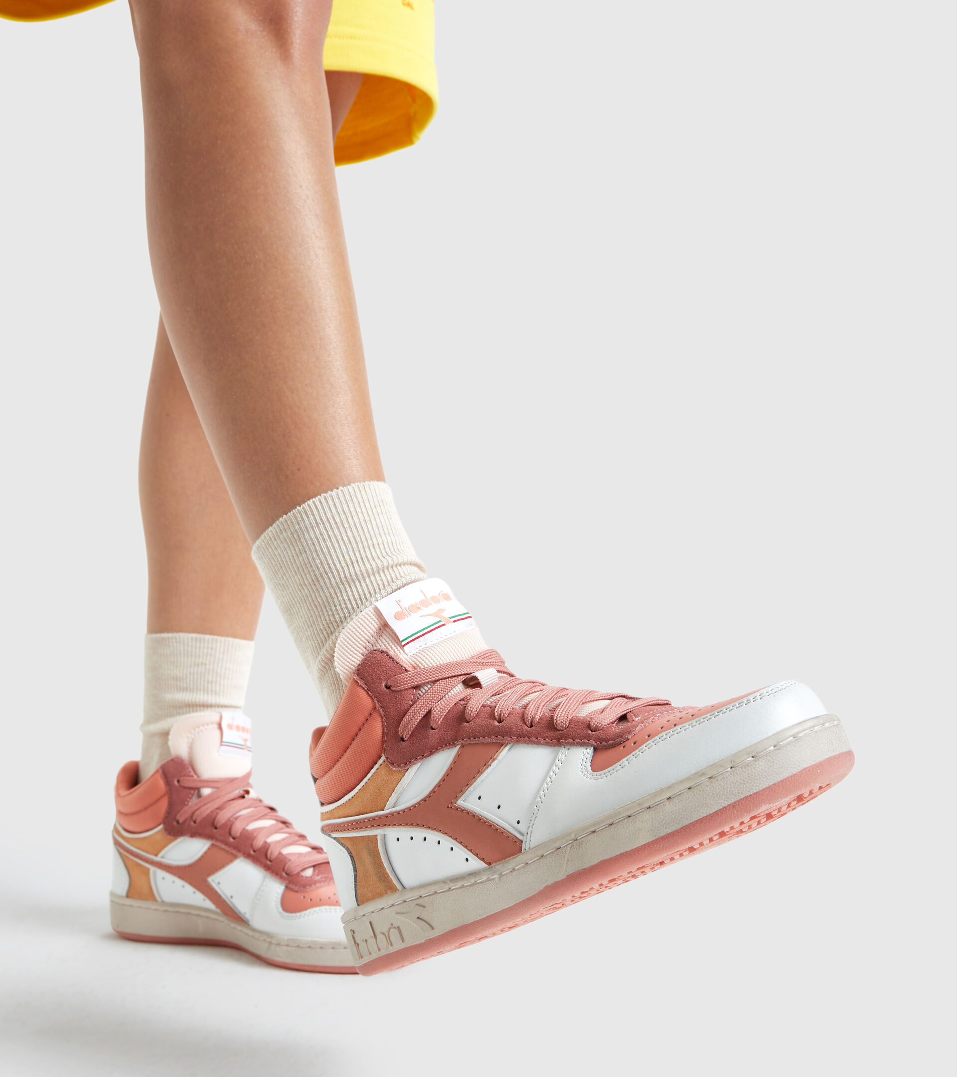 Sports shoes - Women MAGIC BASKET DEMI ICONA WN CORAL HAZE/BEACH SAND/BLC DE B - Diadora