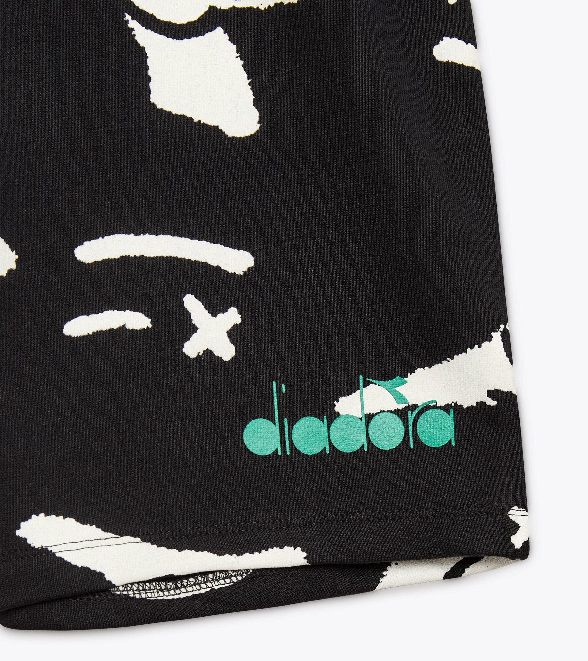 Bermuda - Fit comfort - Boy JB. BERMUDA SMILE LOGO NEGRO - Diadora