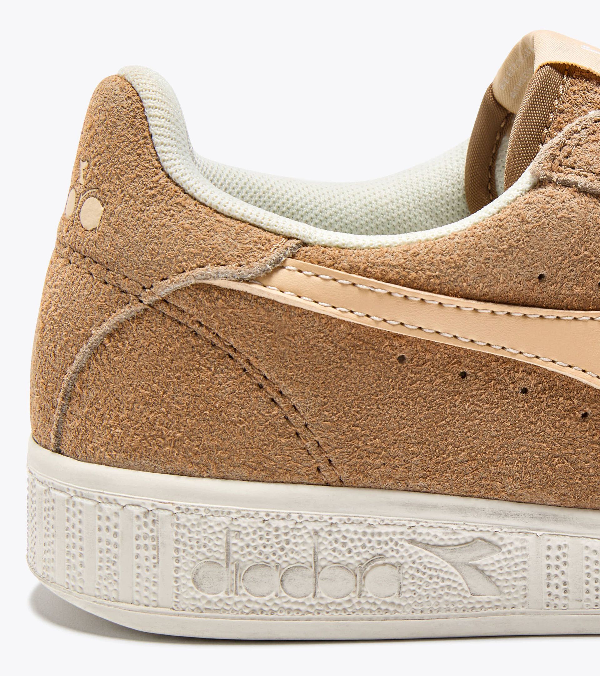 Sporty sneakers - All-Gender GAME LOW SUEDE WAXED BEIGE CLASSIC - Diadora