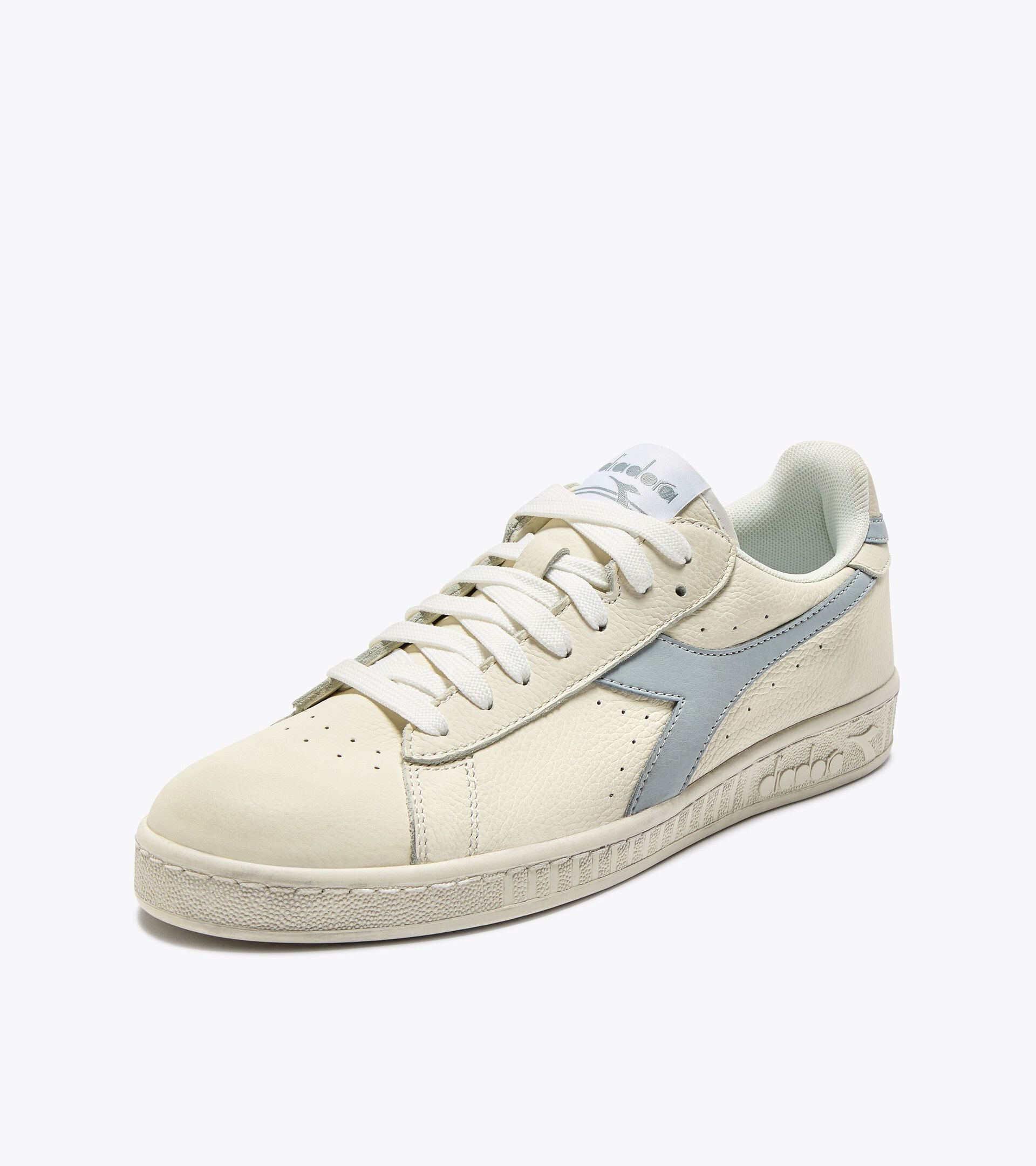 Sporty sneakers - All-Gender GAME L LOW WAXED WHITE/HIGH RISE - Diadora