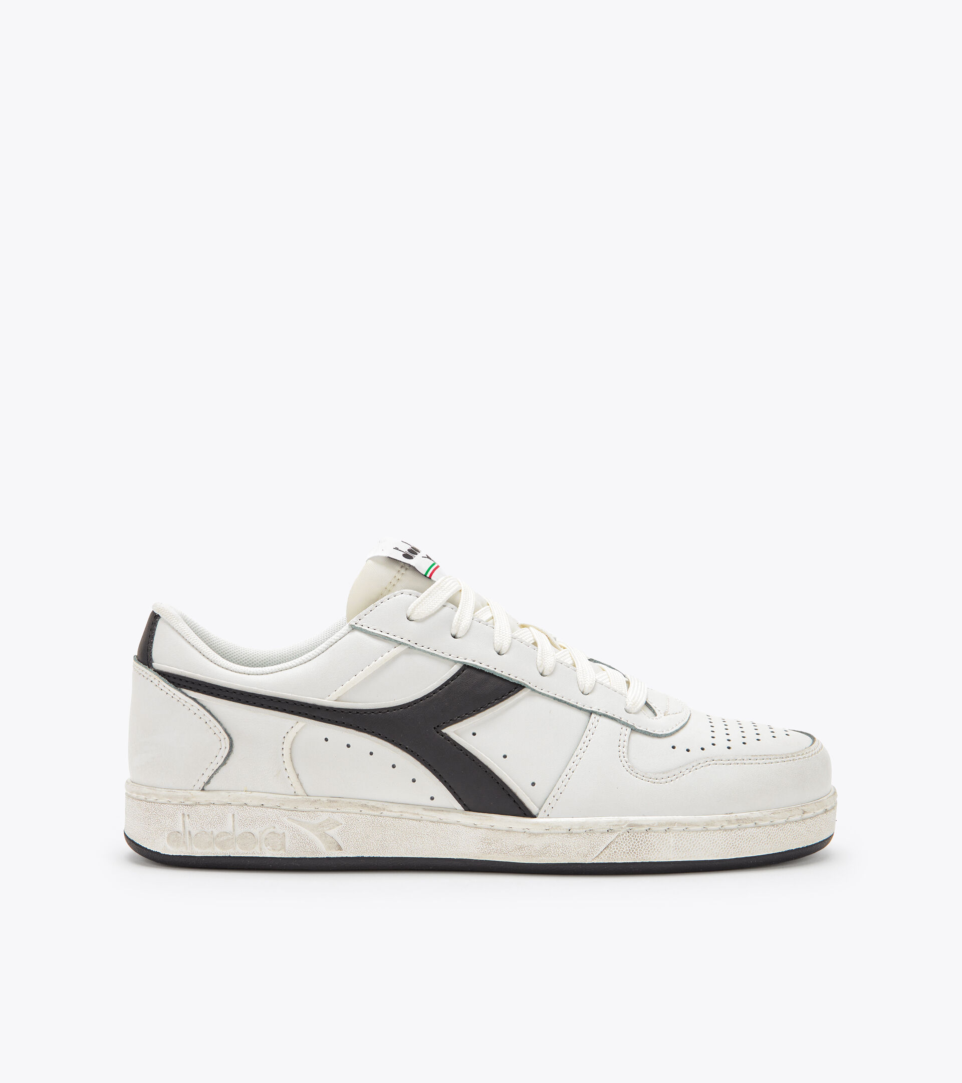 Sporty sneakers - All-Gender MAGIC BASKET LOW ICONA WHITE/WHITE/BLACK - Diadora