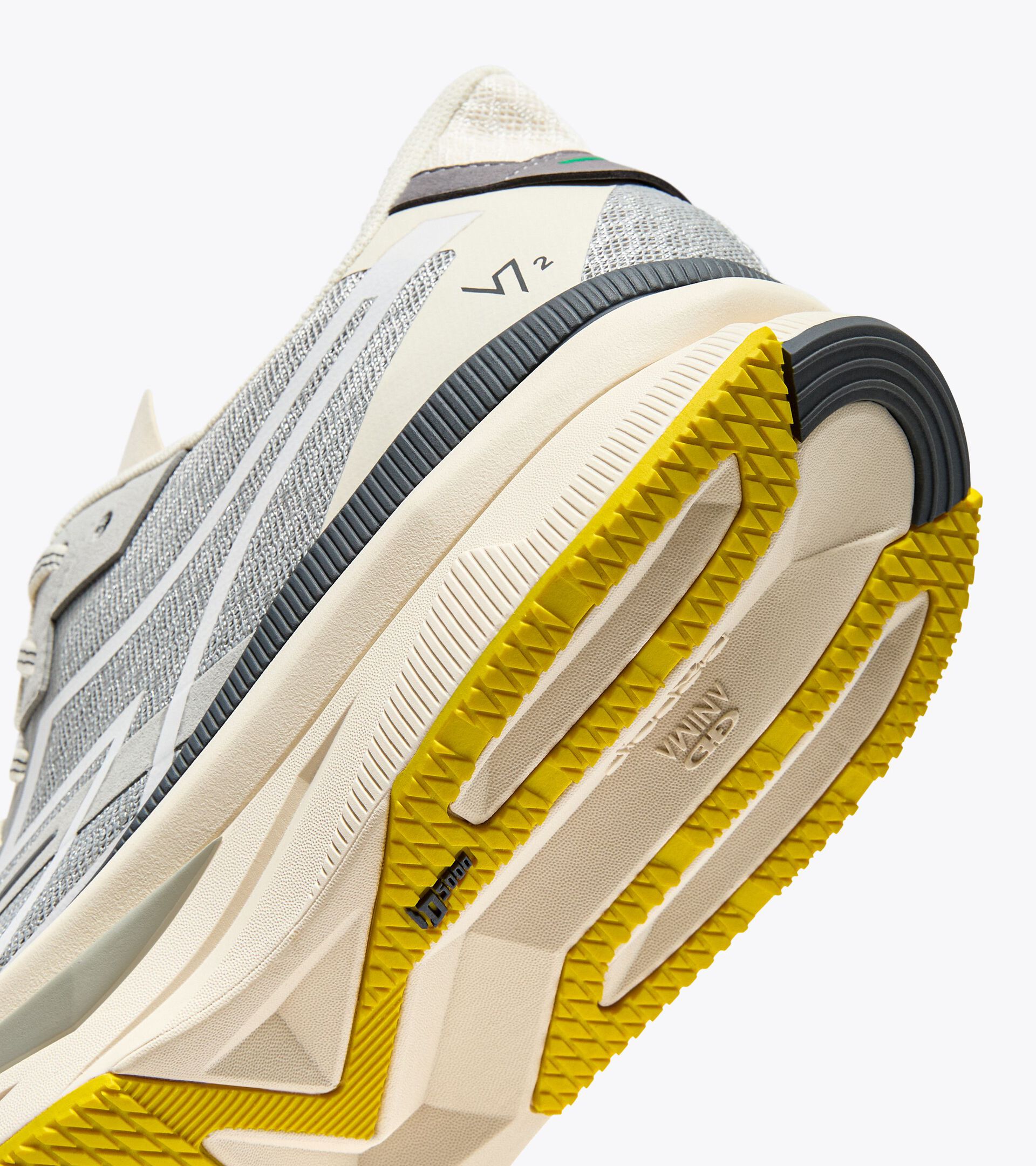 Made in Italy running shoe - Lightness and cushioning - All gender ATOMO V7000-2 SILVER DD/WHISPER WHITE - Diadora