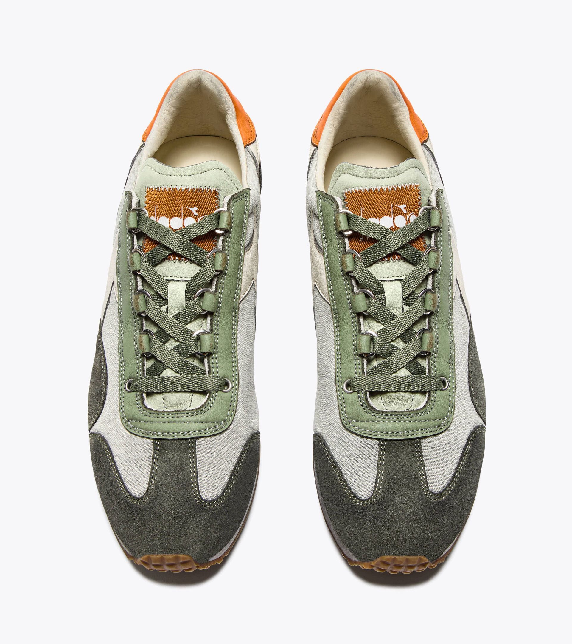Zapatilla Heritage de ca&ntilde;a baja - Para todos los g&eacute;neros
 EQUIPE DIRTY SW EVO FOG GREEN - Diadora