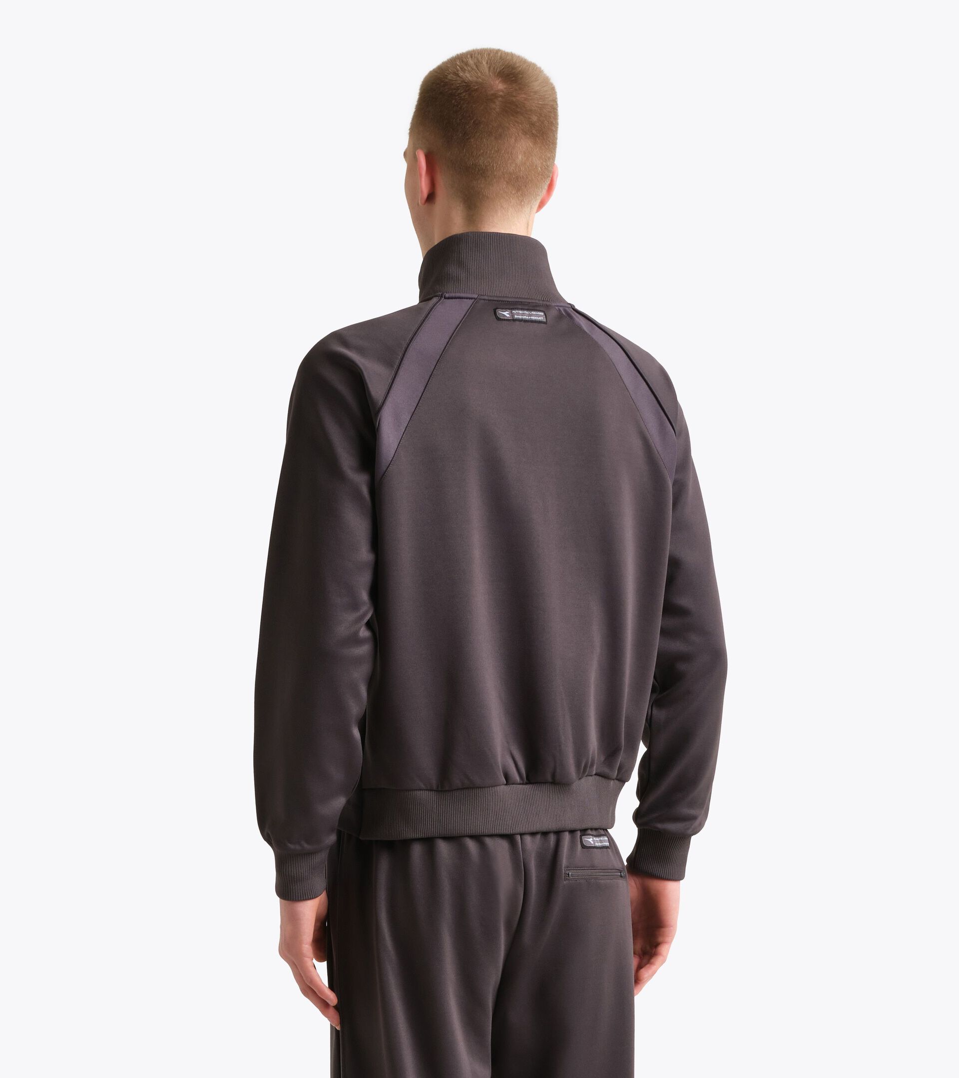 Chaqueta de ch&aacute;ndal cl&aacute;sica de los 80, reinterpretada por Lack of Guidance TRACK JACKET LACK OF GUIDANCE IMAN - Diadora