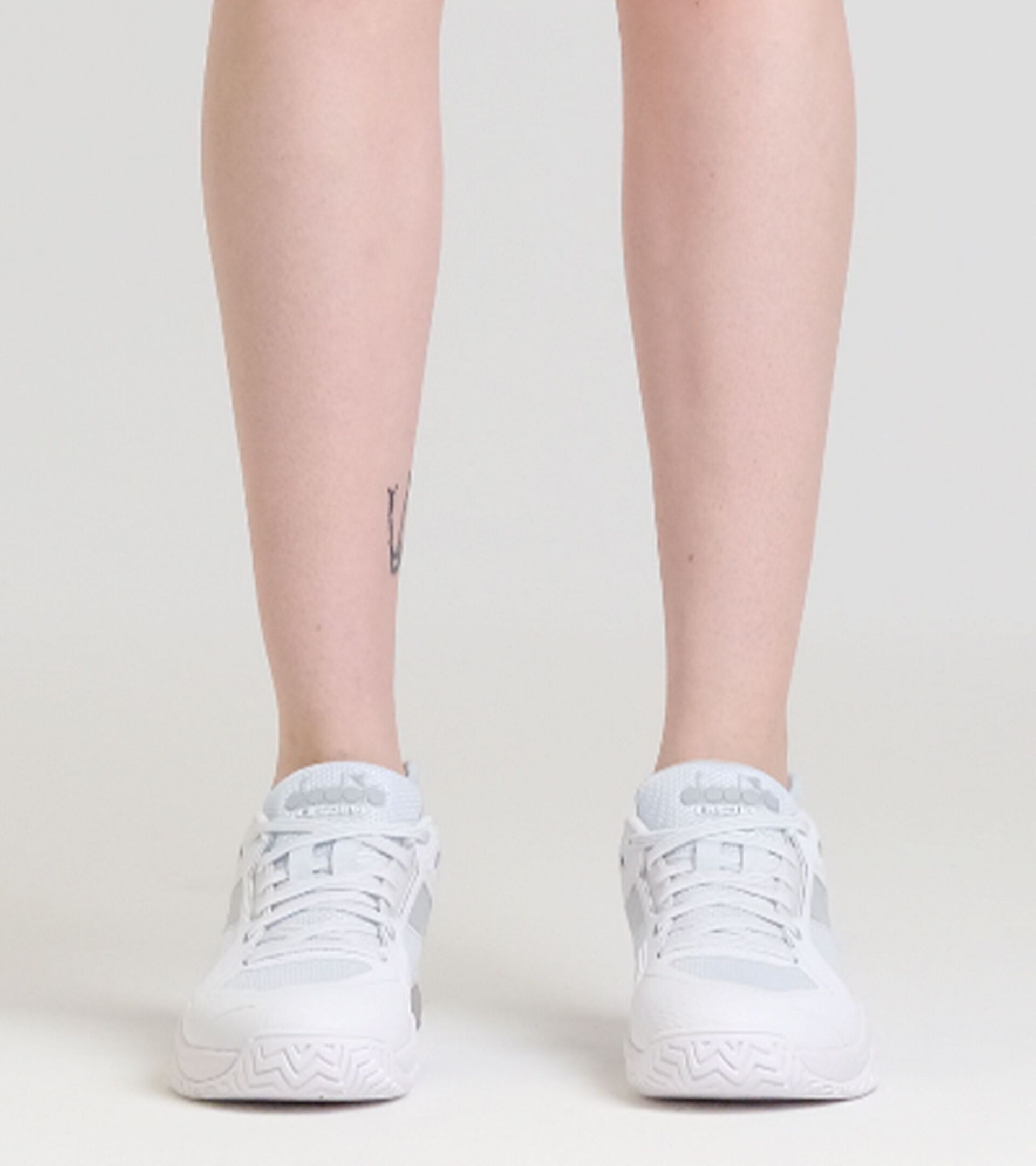 Tennis shoe for hard surfaces and clay courts -  Protection and cushioning - Women&rsquo;s BLUSHIELD TORNEO 3 W AG WHITE/SILVER - Diadora