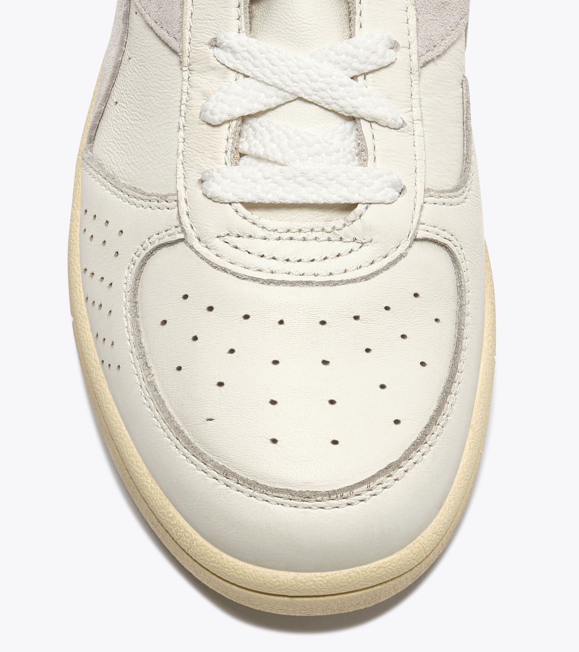 Heritage leather sneaker - All-gender
 B.ELITE X-STITCH WN WHITE/FROSTED ALMOND - Diadora
