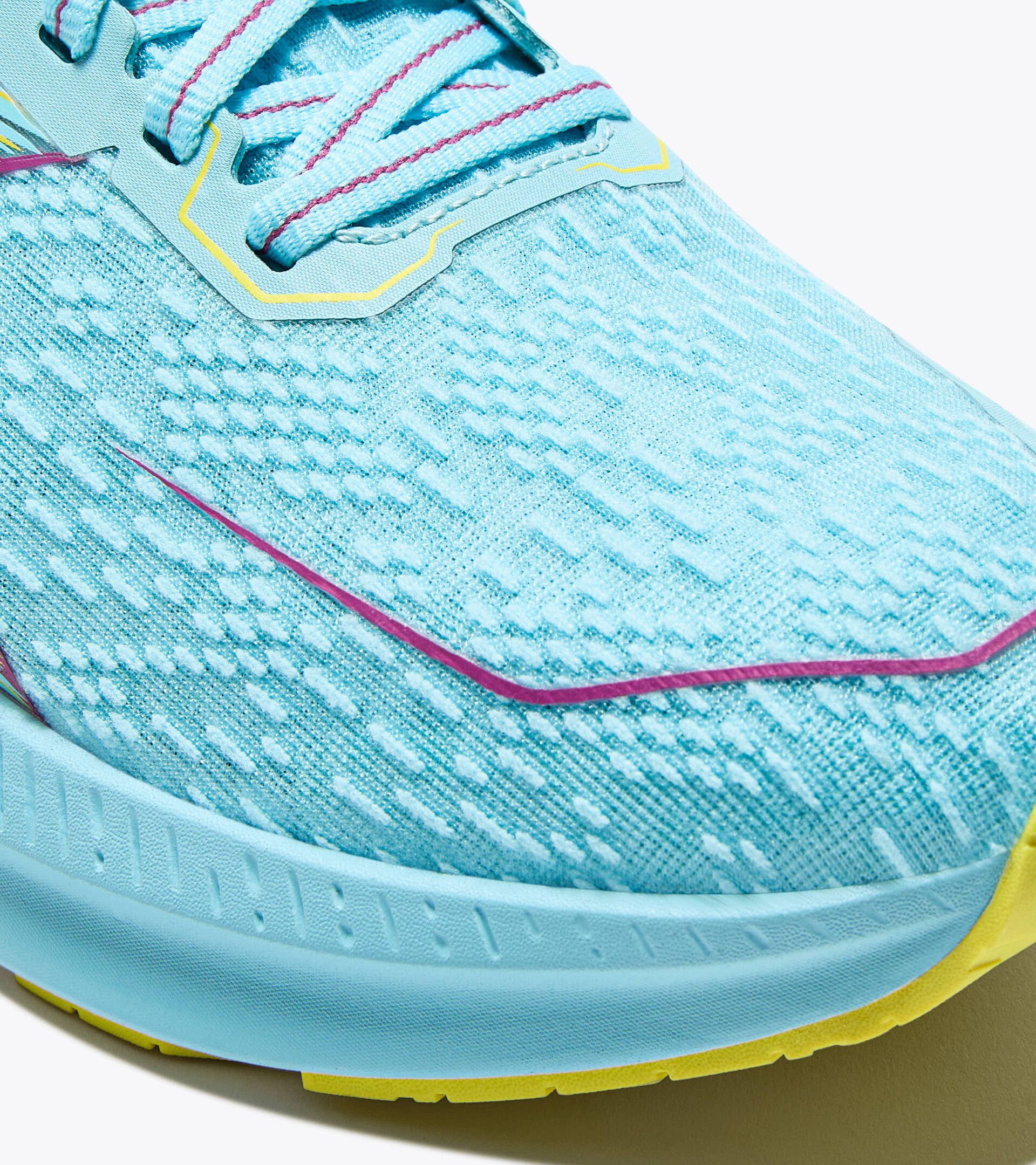 Running shoe - Stability and lightness - Donna
MYTHOS BLUSHIELD VOLO 5 W GULF STREAM/FUCHSIA RED - Diadora