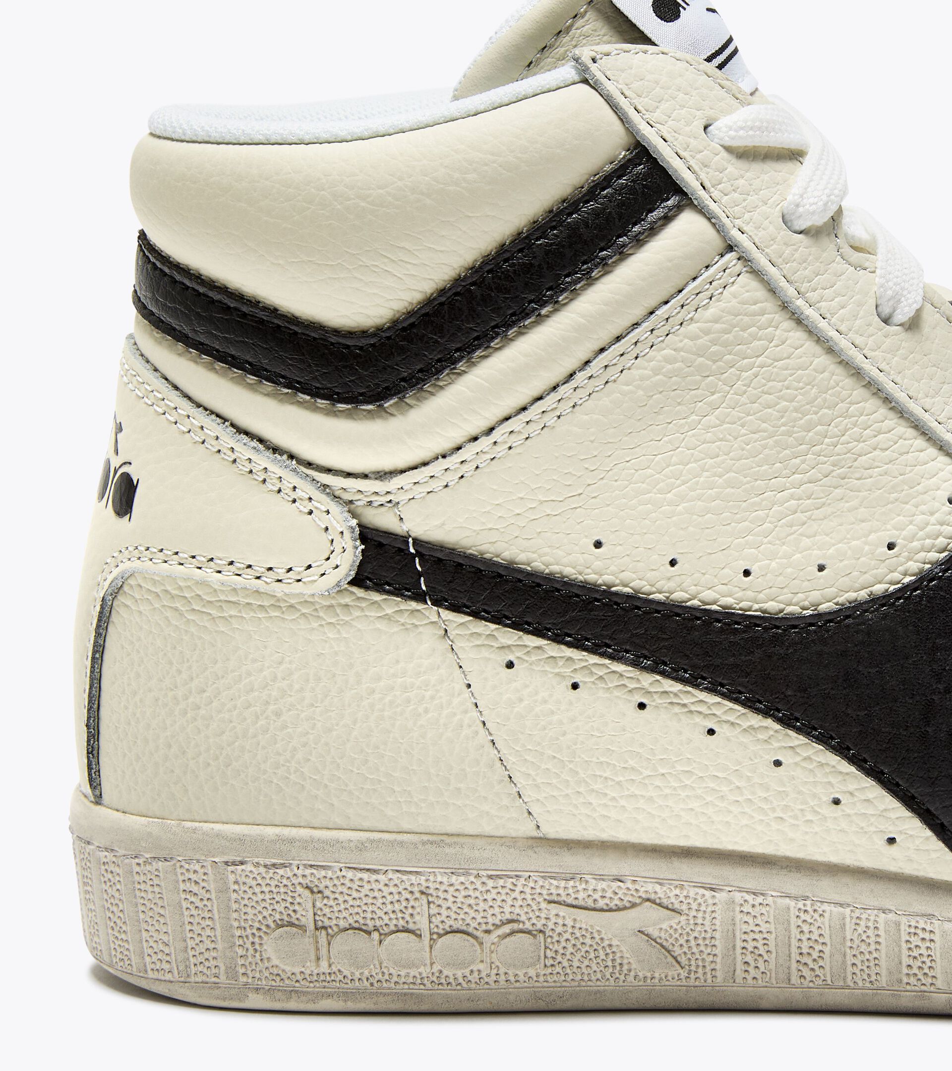 Sporty sneakers - All-Gender GAME L HIGH WAXED WHITE/BLACK - Diadora