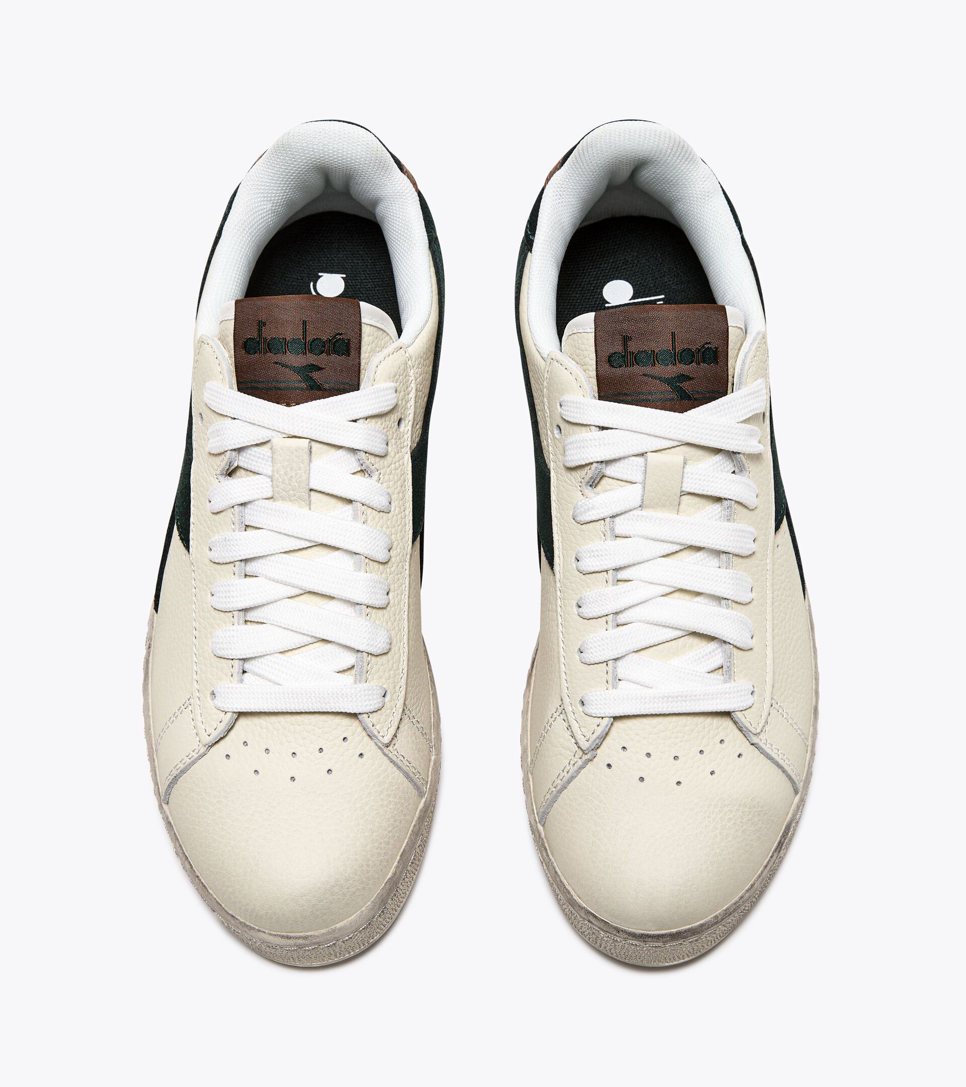Sporty sneakers - All-Gender GAME L LOW WAXED SUEDE POP SCARAB - Diadora