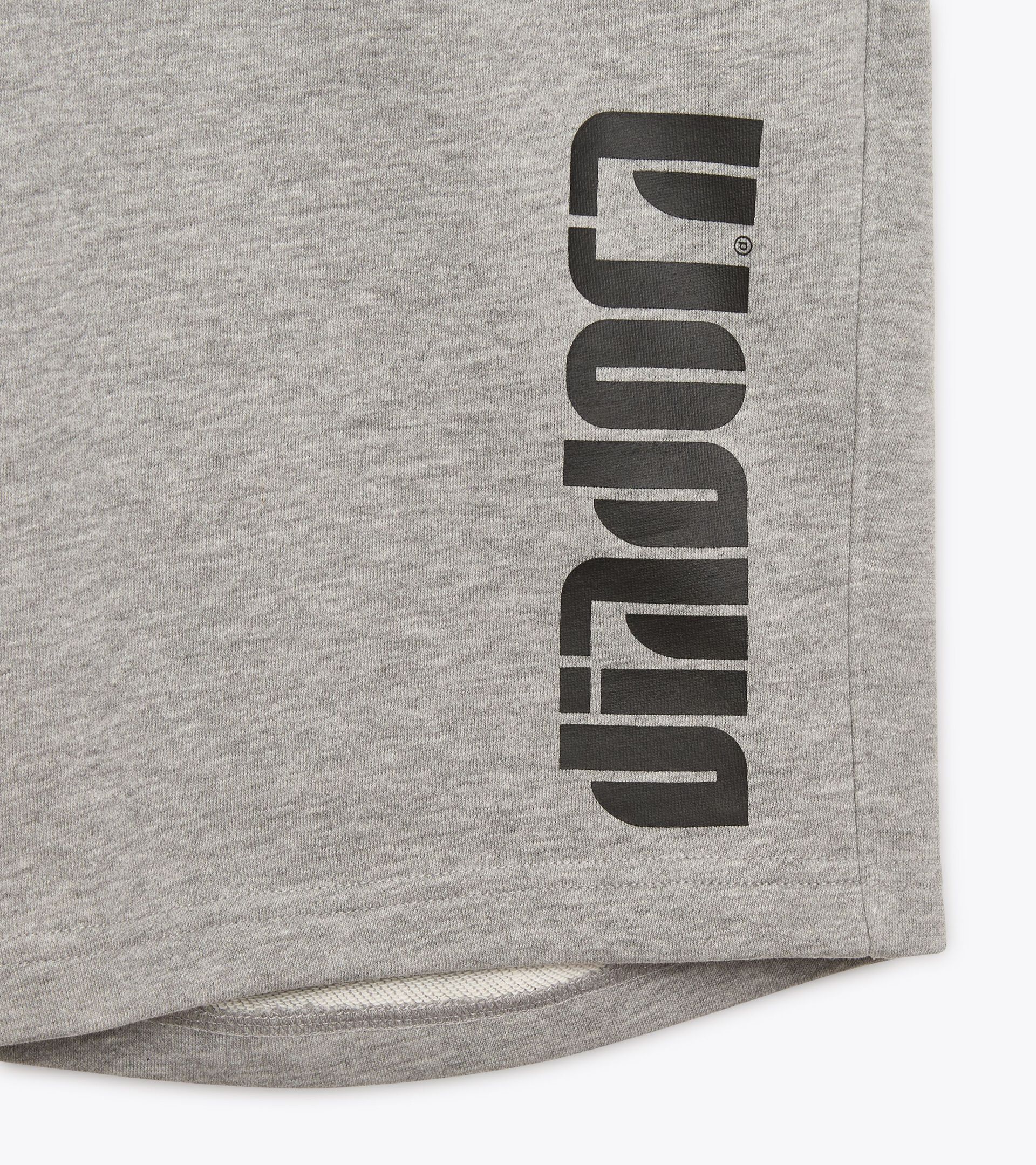 Pantalón corto deportivo - Para todos los géneros
 BERMUDA ATHL. LOGO EDIFICIOS ALTOS MEZCLA - Diadora