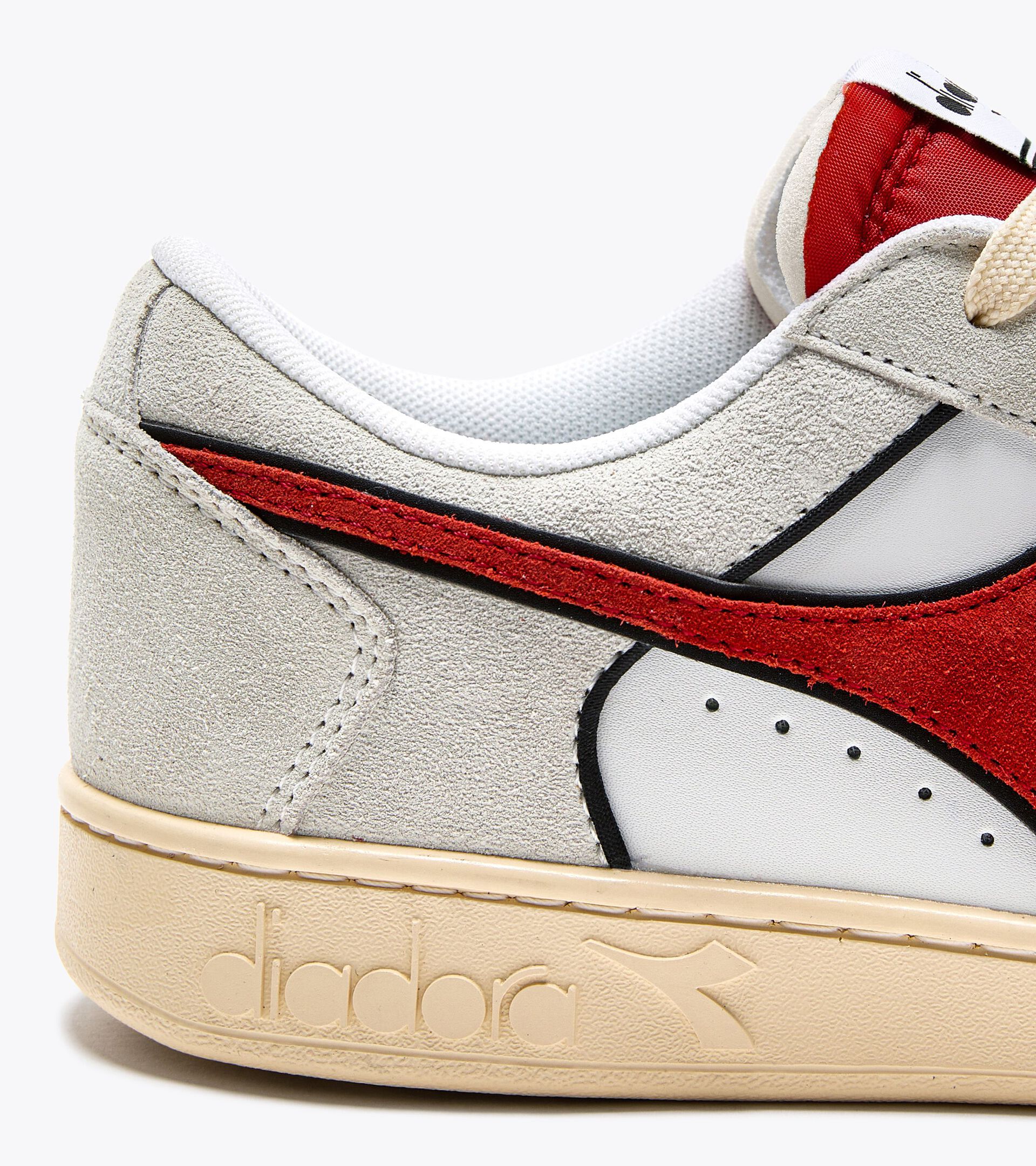 Sporty sneakers - All-Gender MAGIC BASKET LOW SUEDE LEATHER WHITE/FERRARI RED ITALY - Diadora