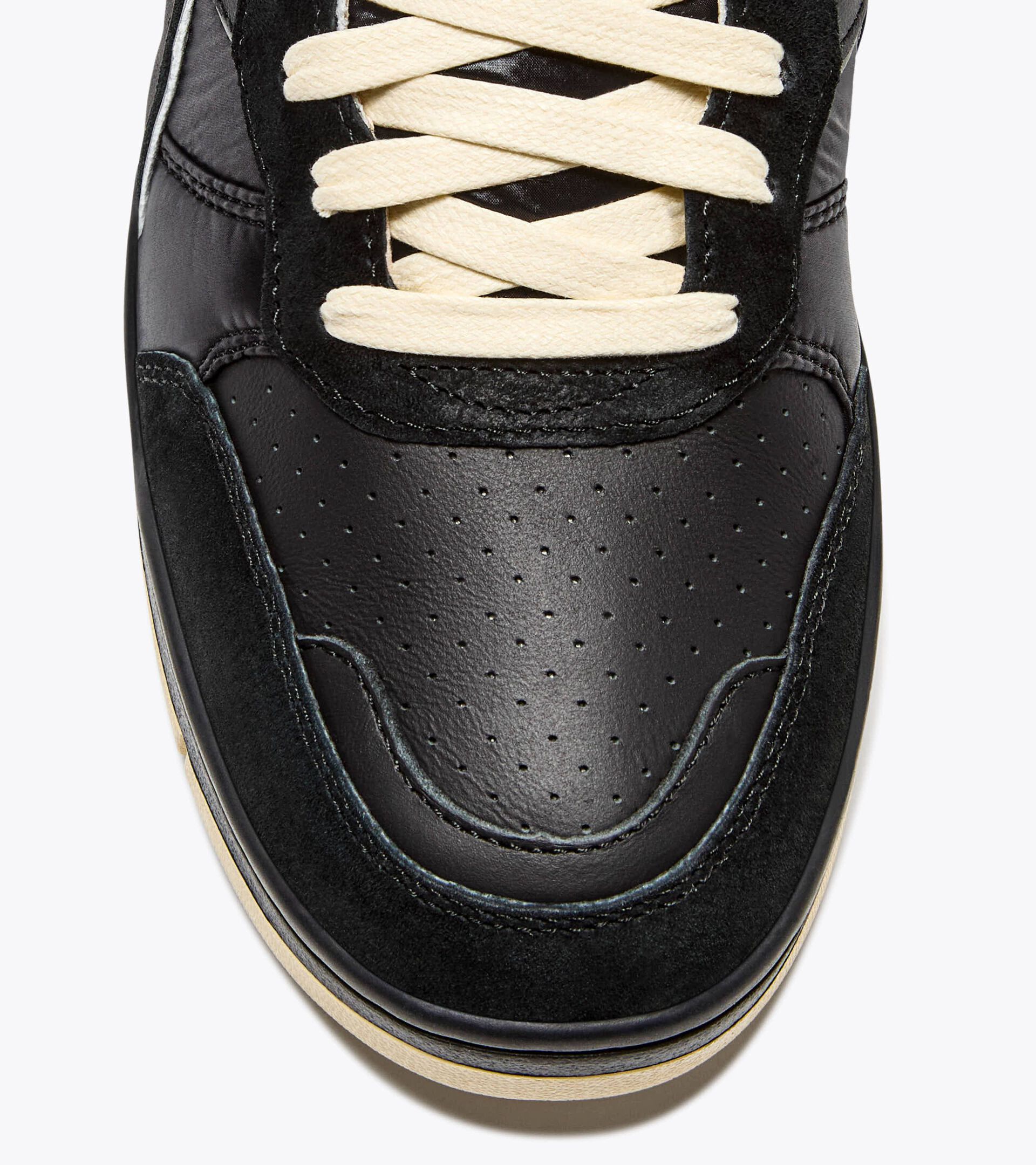 Heritage sneaker - All-gender
B.560 BOMBER BLACK - Diadora