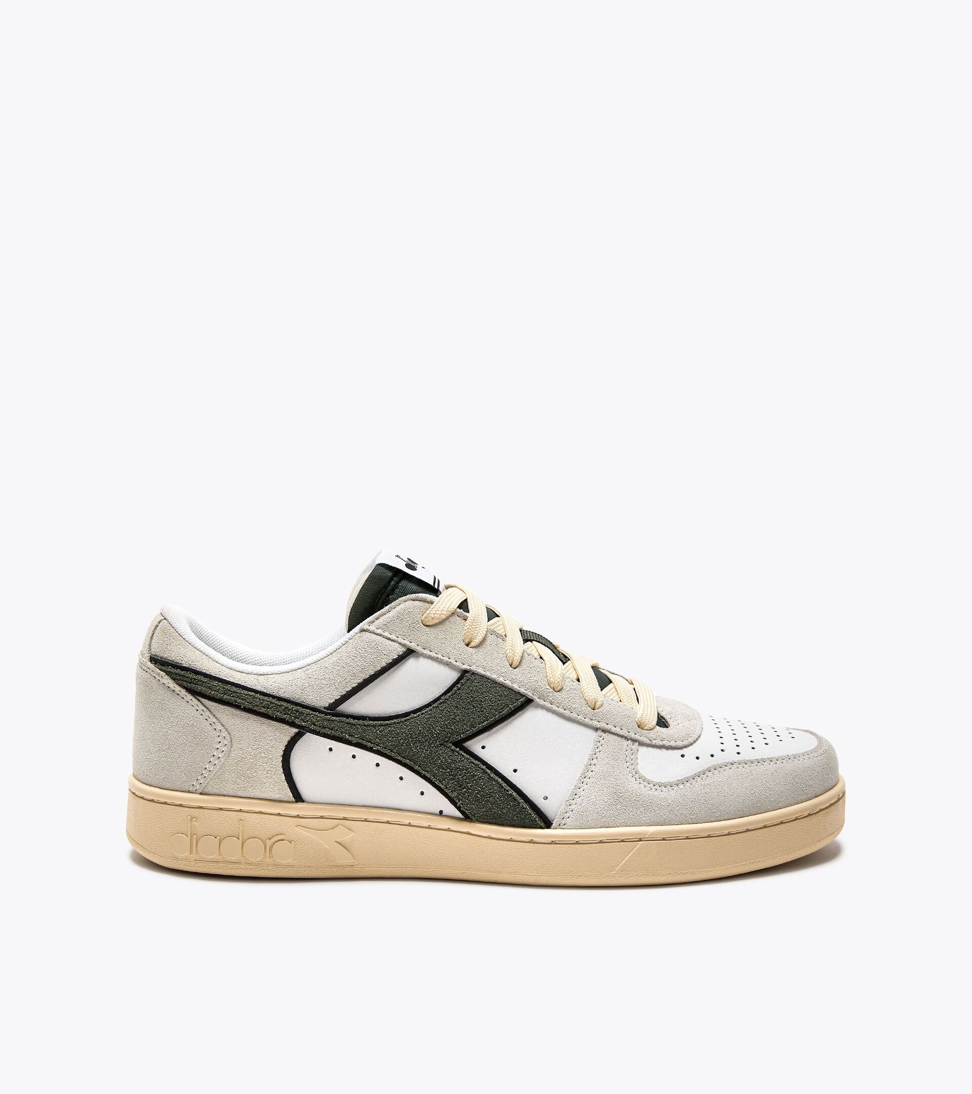 Sporty sneakers - Gender neutral MAGIC BASKET LOW SUEDE LEATHER WHITE/DARK FOREST - Diadora